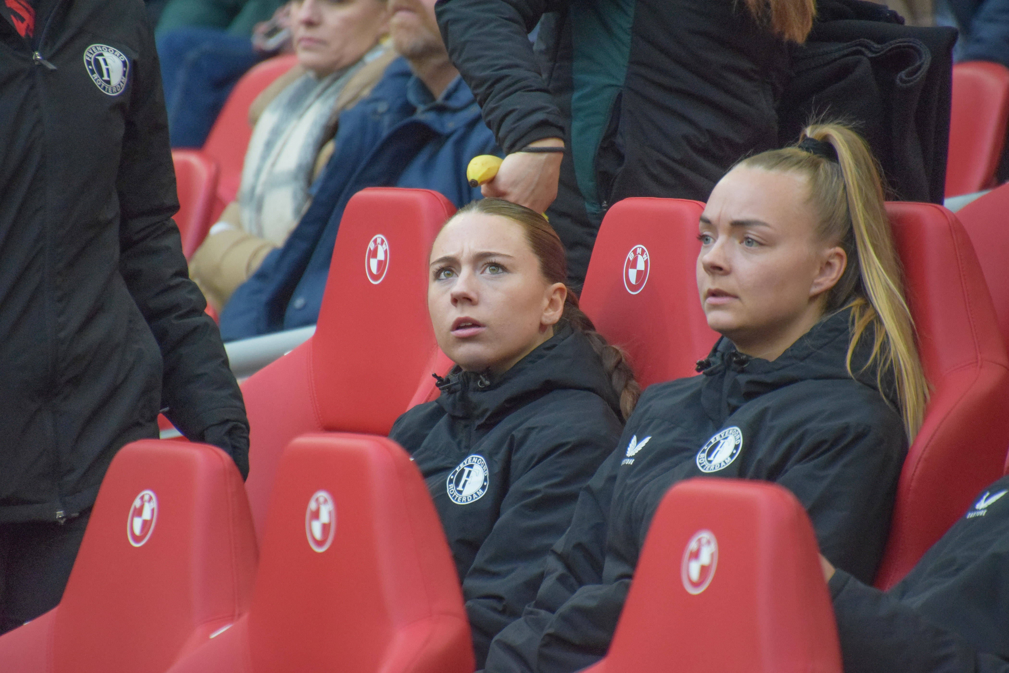 Zera Hulswit en Amber Verspaget op de bank bij Feyenoord