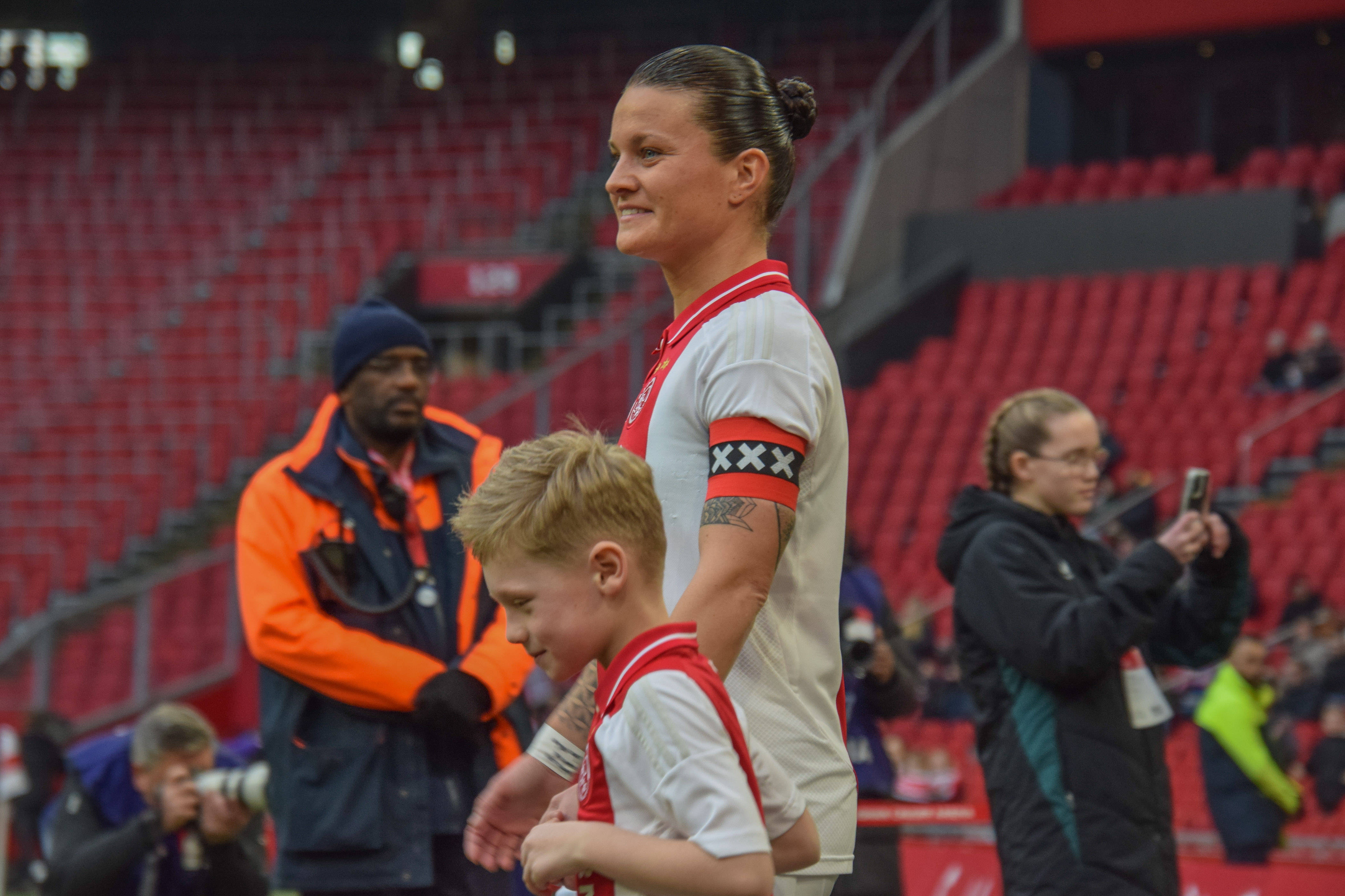 Sherida Spitse loopt, met zoon Jens, het veld op in de Johan Cruijff ArenA