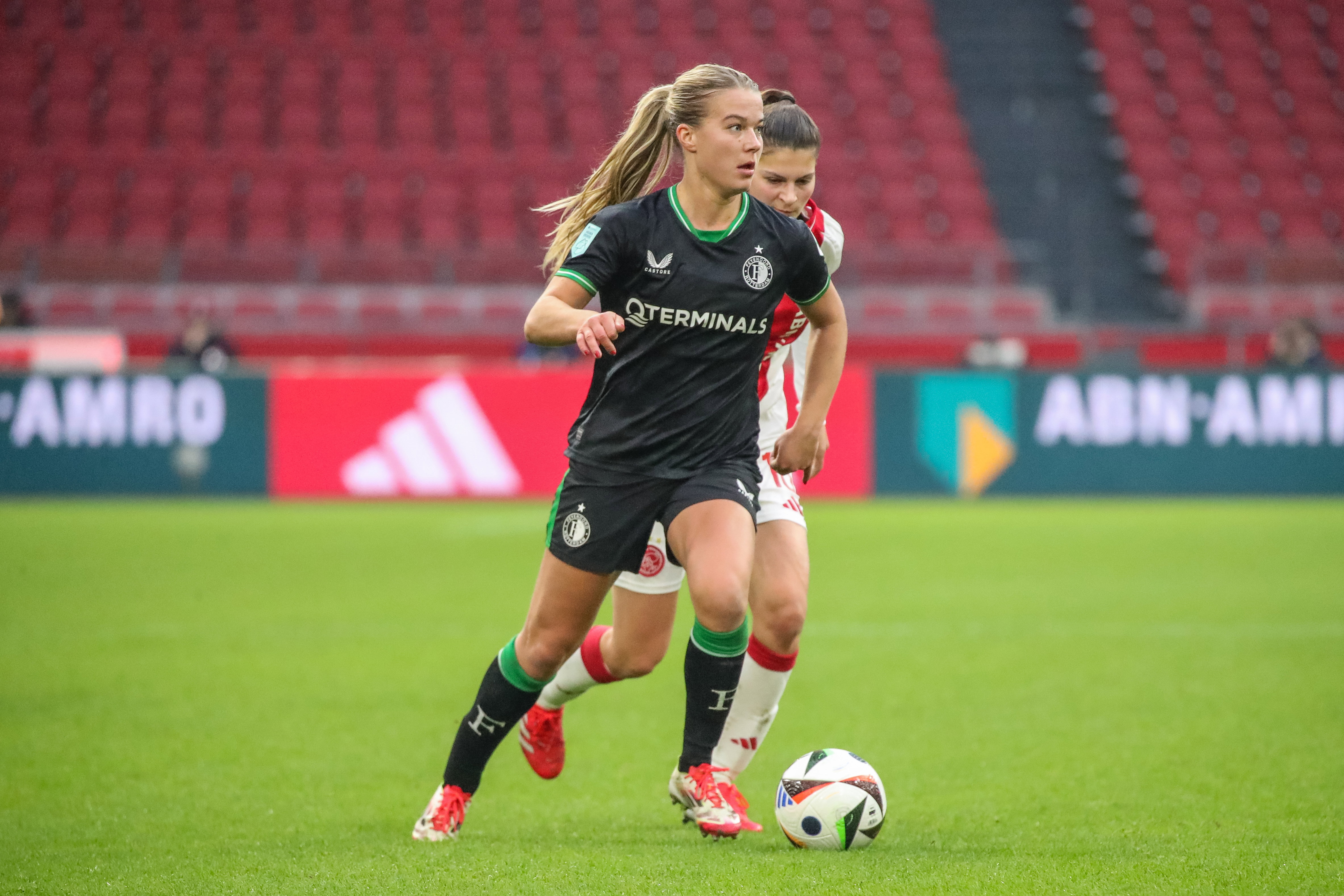 Kirsten van de Westeringh in actie tijdens Ajax - Feyenoord