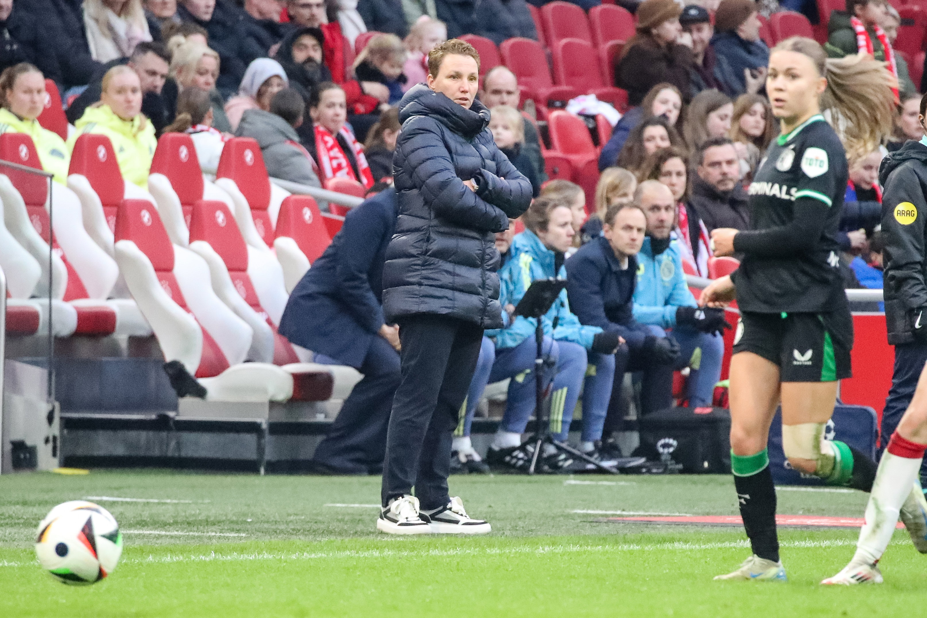 Jessica Torny langs de lijn in de Johan Cruijff ArenA