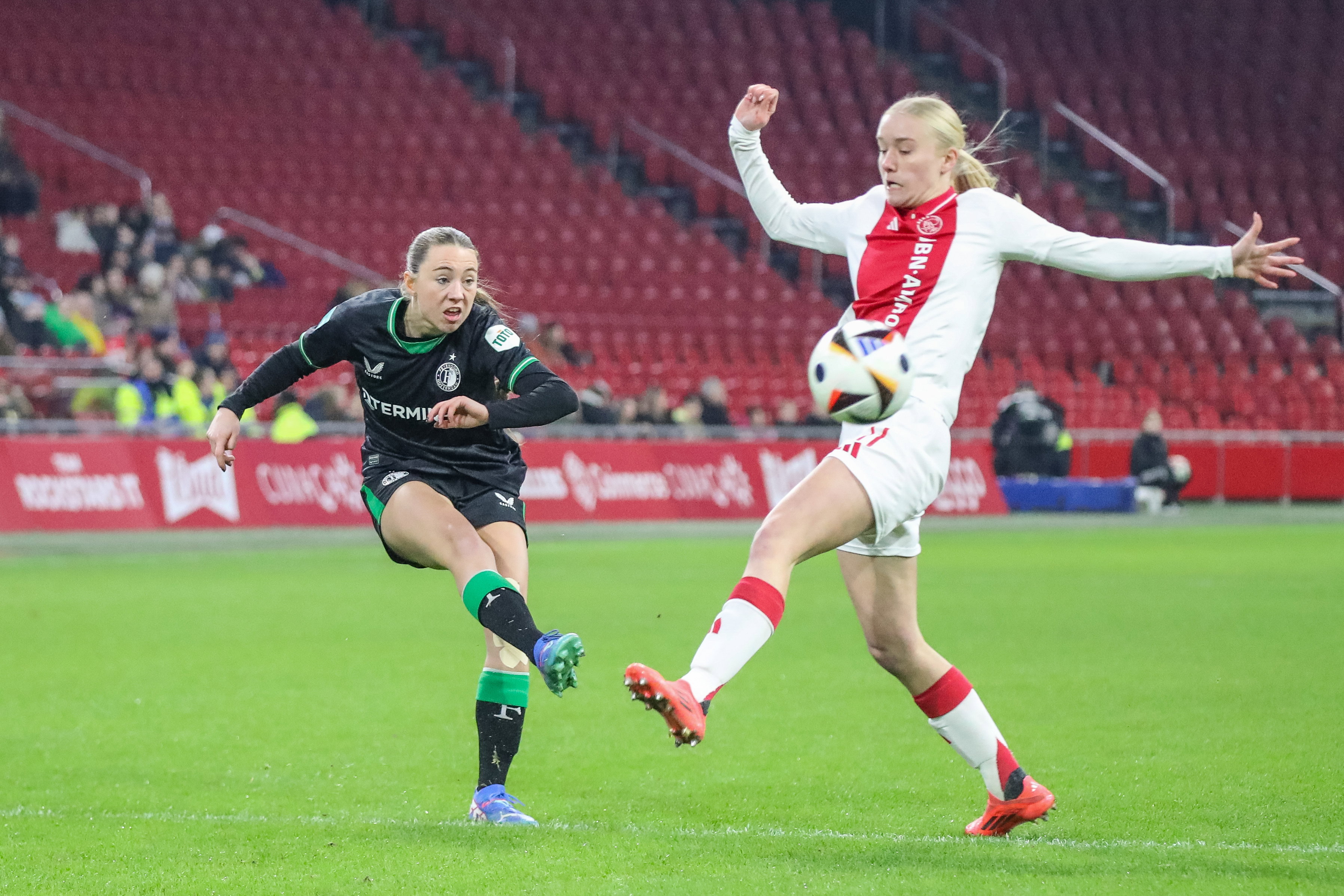 Zera Hulswit (Feyenoord) en Bo van Egmond (Ajax)