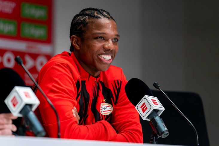 Tyrell Malacia op de persconferentie