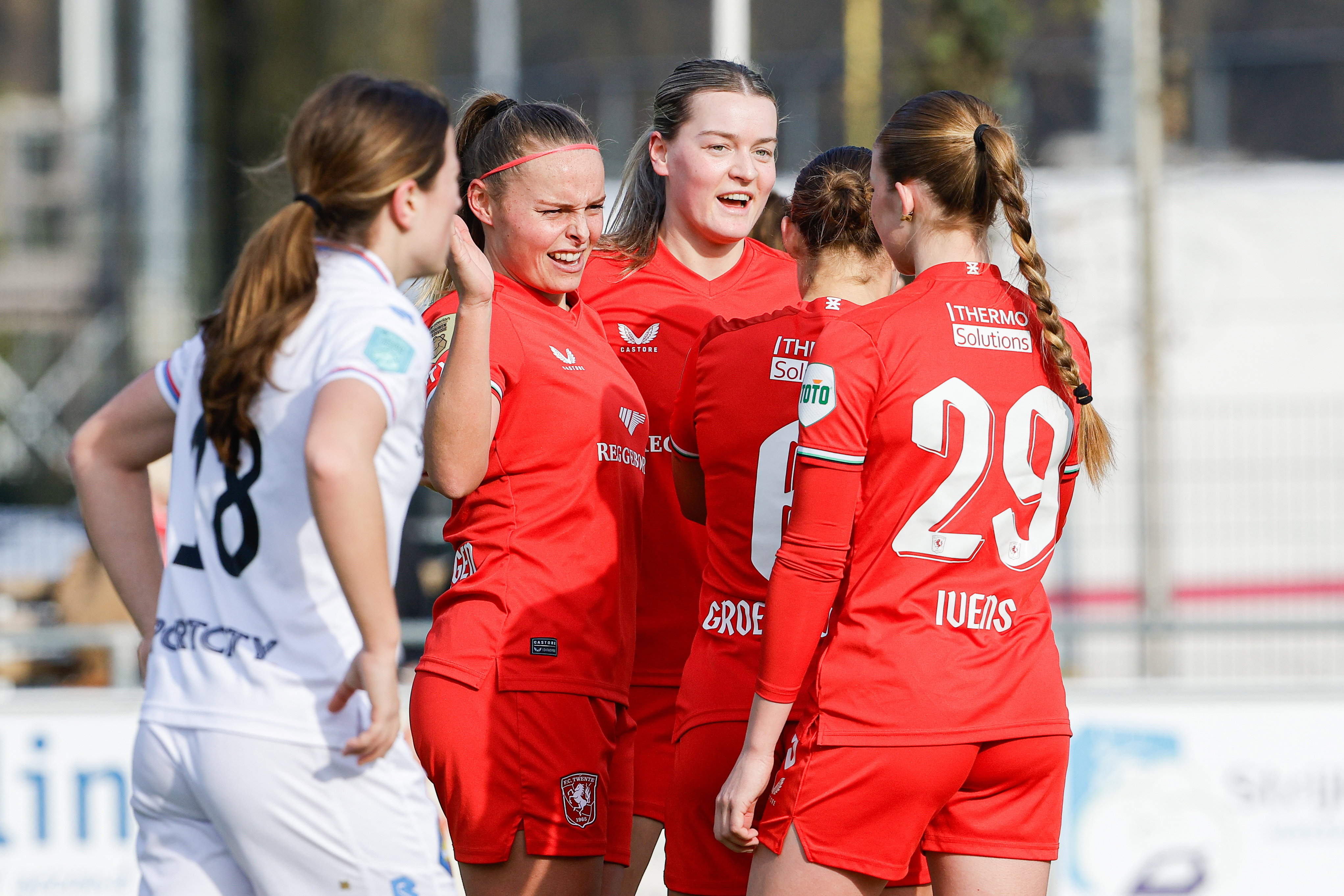 FC Twente juicht na een goal tegen Telstar