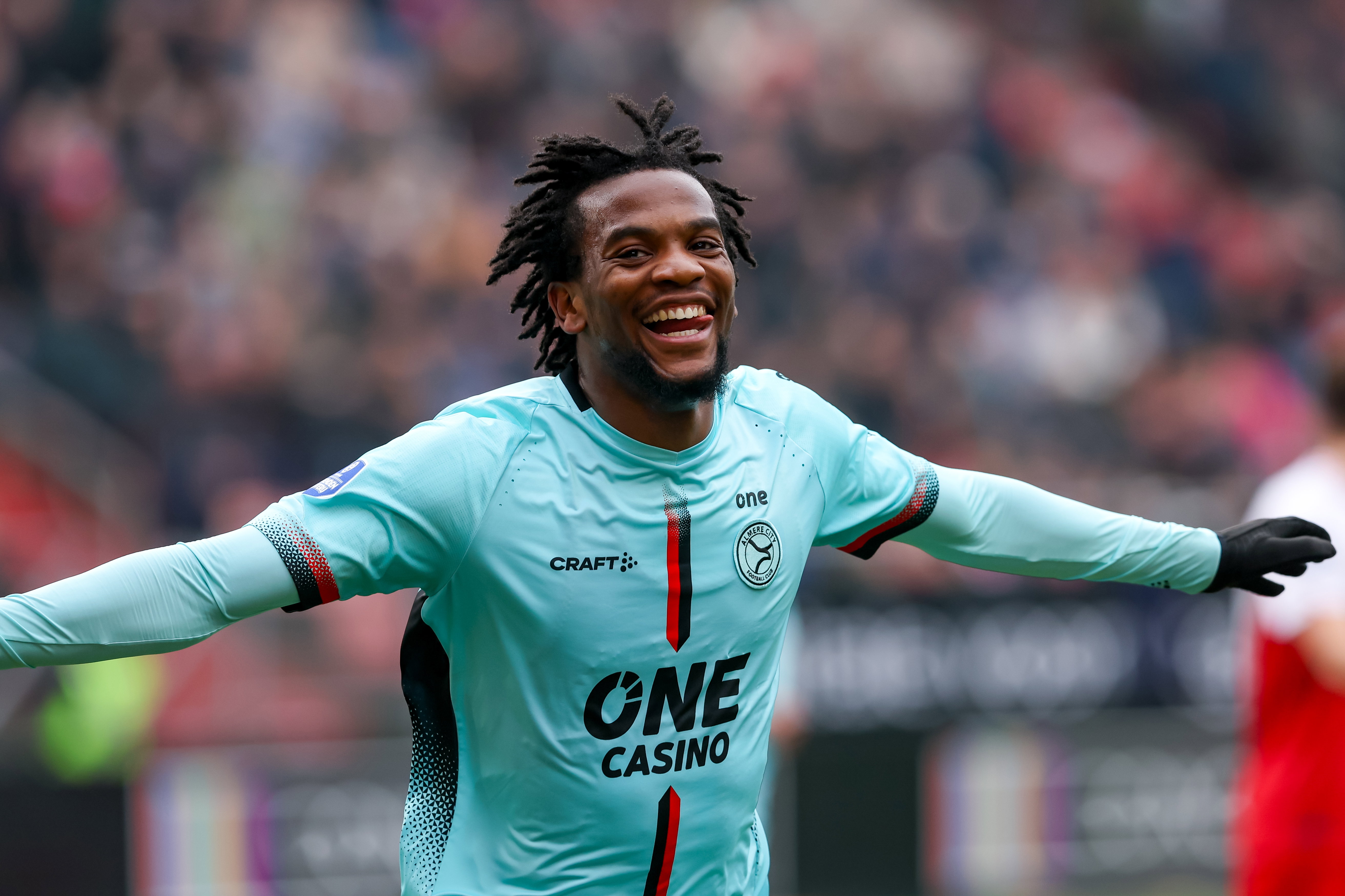 Junior Kadile (Almere City) juicht na zijn goal tegen FC Utrecht