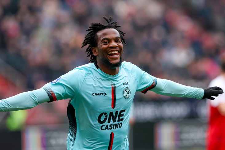 Junior Kadile (Almere City) juicht na zijn goal tegen FC Utrecht