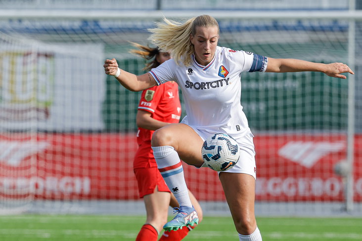 Jannette van Belen (Telstar) in actie tegen FC Twente