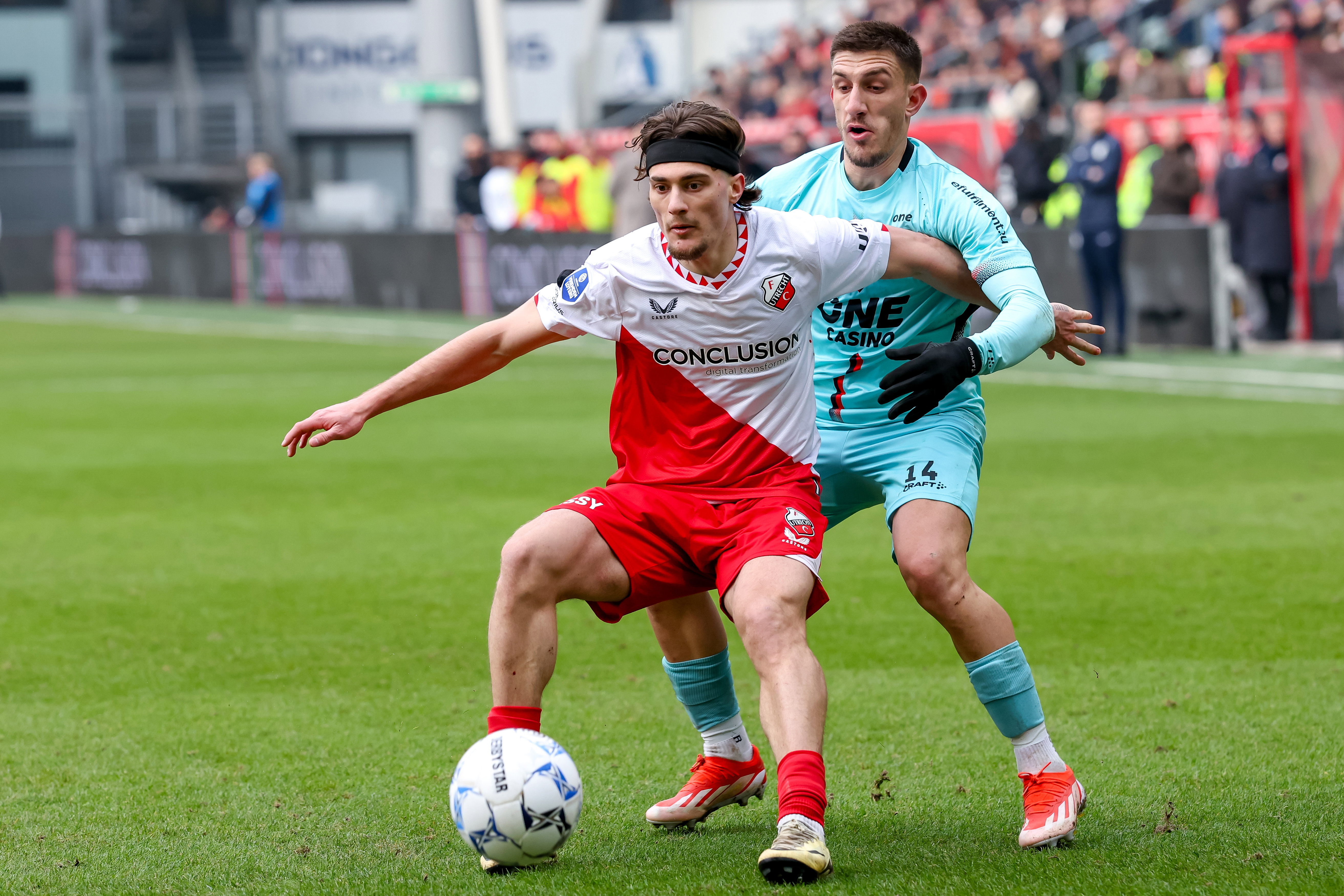 Een duel tussen FC Utrecht en Almere City