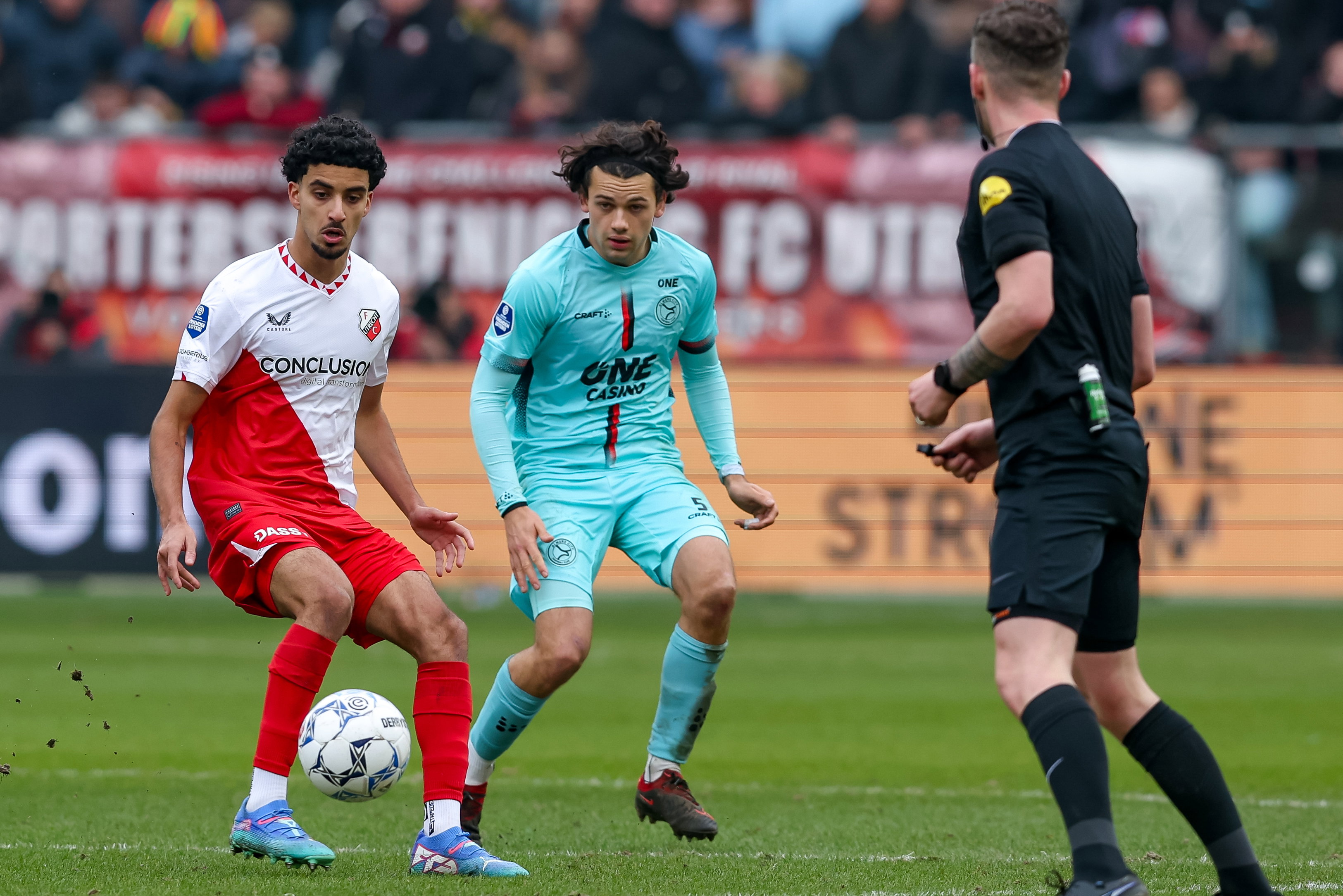 Zidane Iqbal in het duel met Almere City