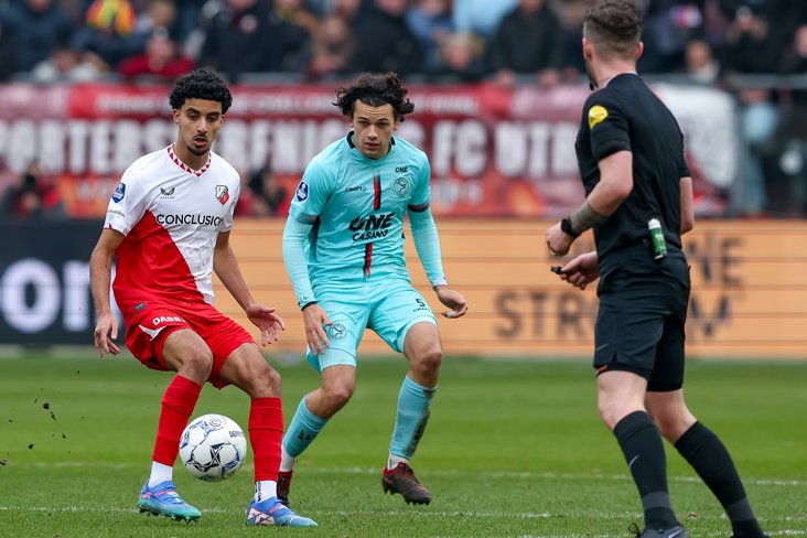 Zidane Iqbal in het duel met Almere City