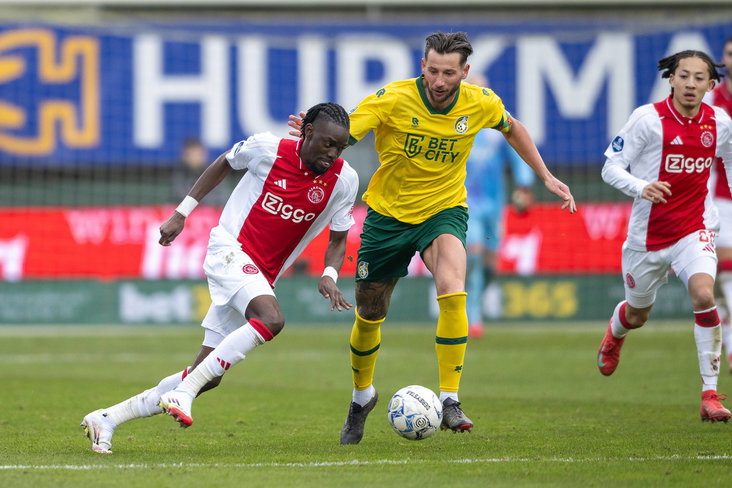 Mitchell Dijks in actie tegen Ajax