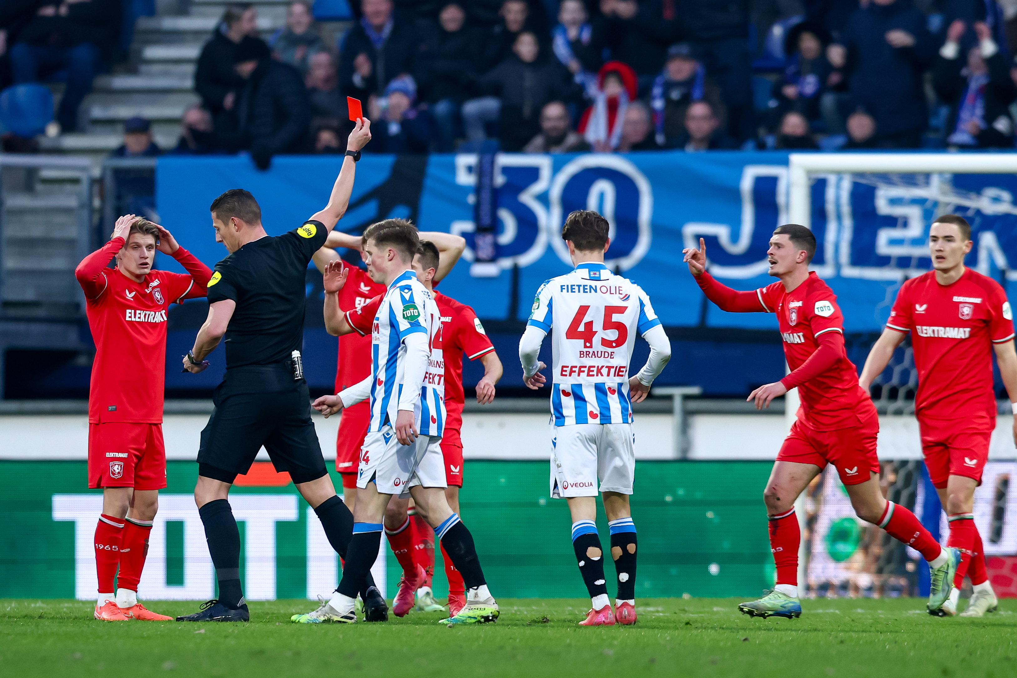 Bas Kuipers krijgt rood bij SC Heerenveen - FC Twente
