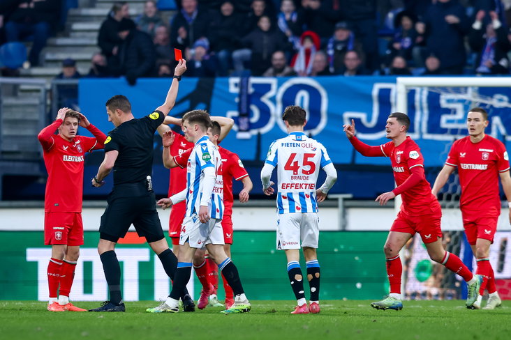 Bas Kuipers krijgt rood bij SC Heerenveen - FC Twente