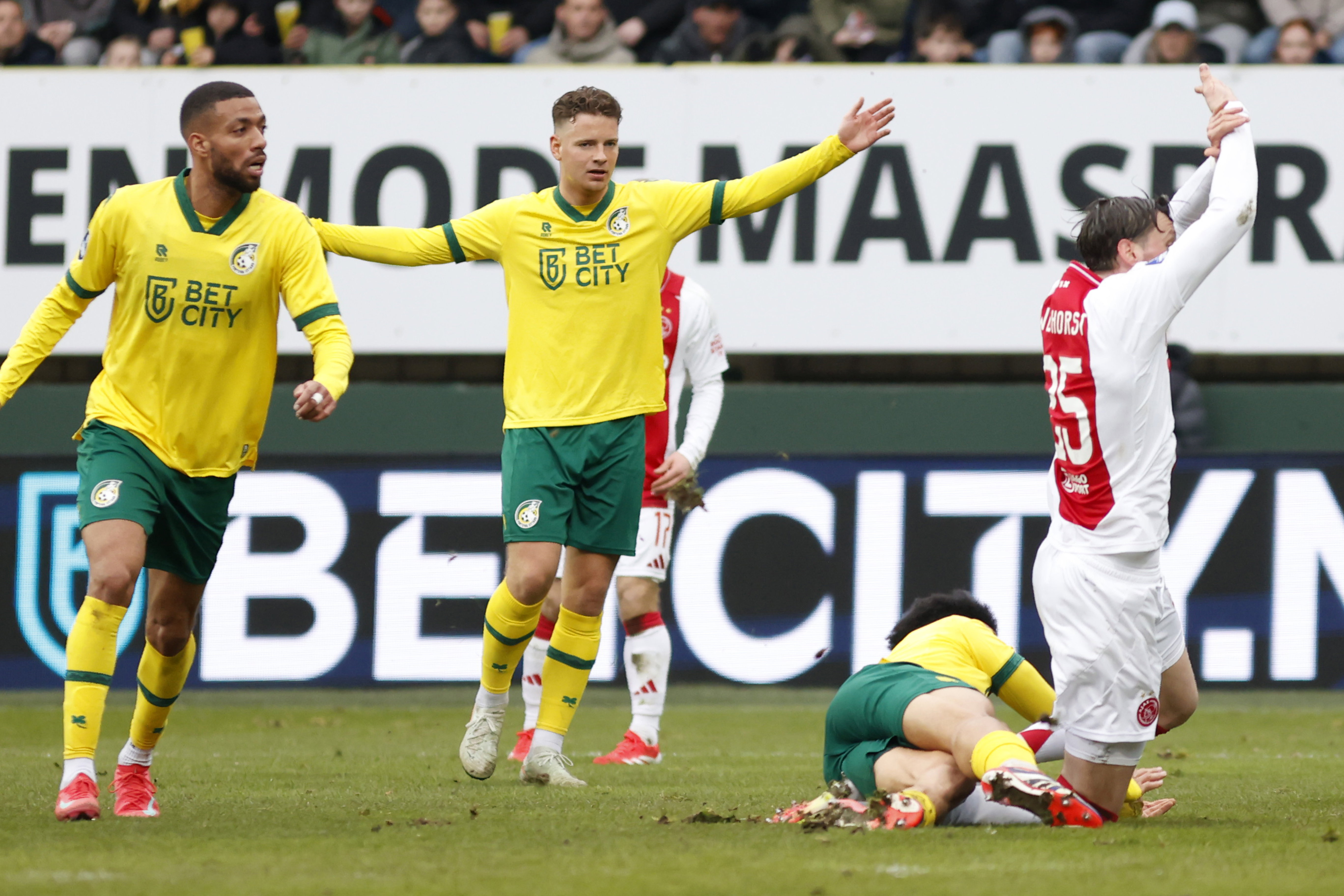 Wout Weghorst claimt een penalty bij Fortuna - Ajax