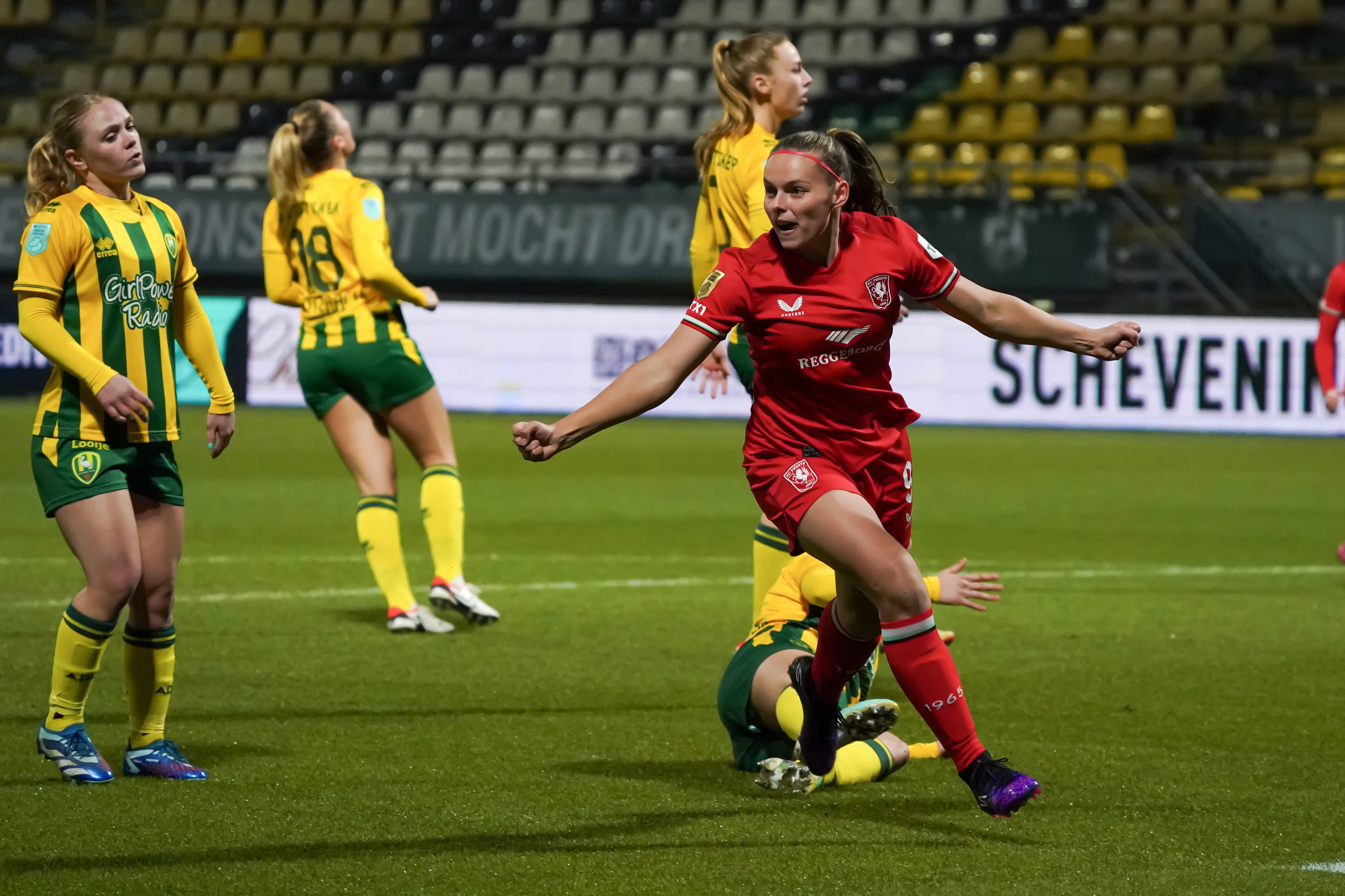Jaimy Ravensbergen (FC Twente) juicht na haar goal tegen ADO Den Haag