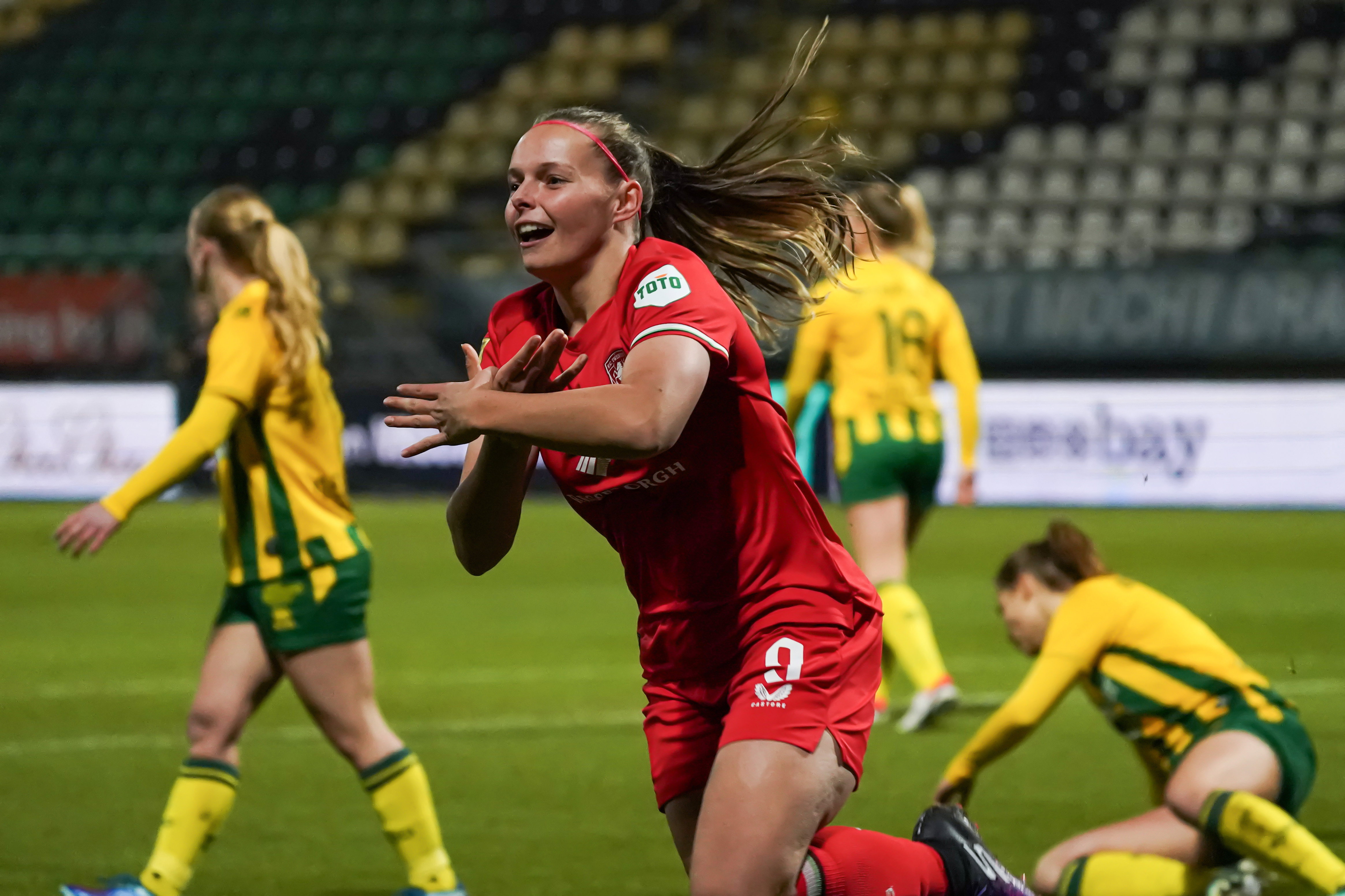 Jaimy Ravensbergen juicht na een goal tegen ADO Den Haag