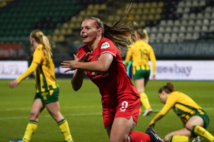 Jaimy Ravensbergen juicht na een goal tegen ADO Den Haag