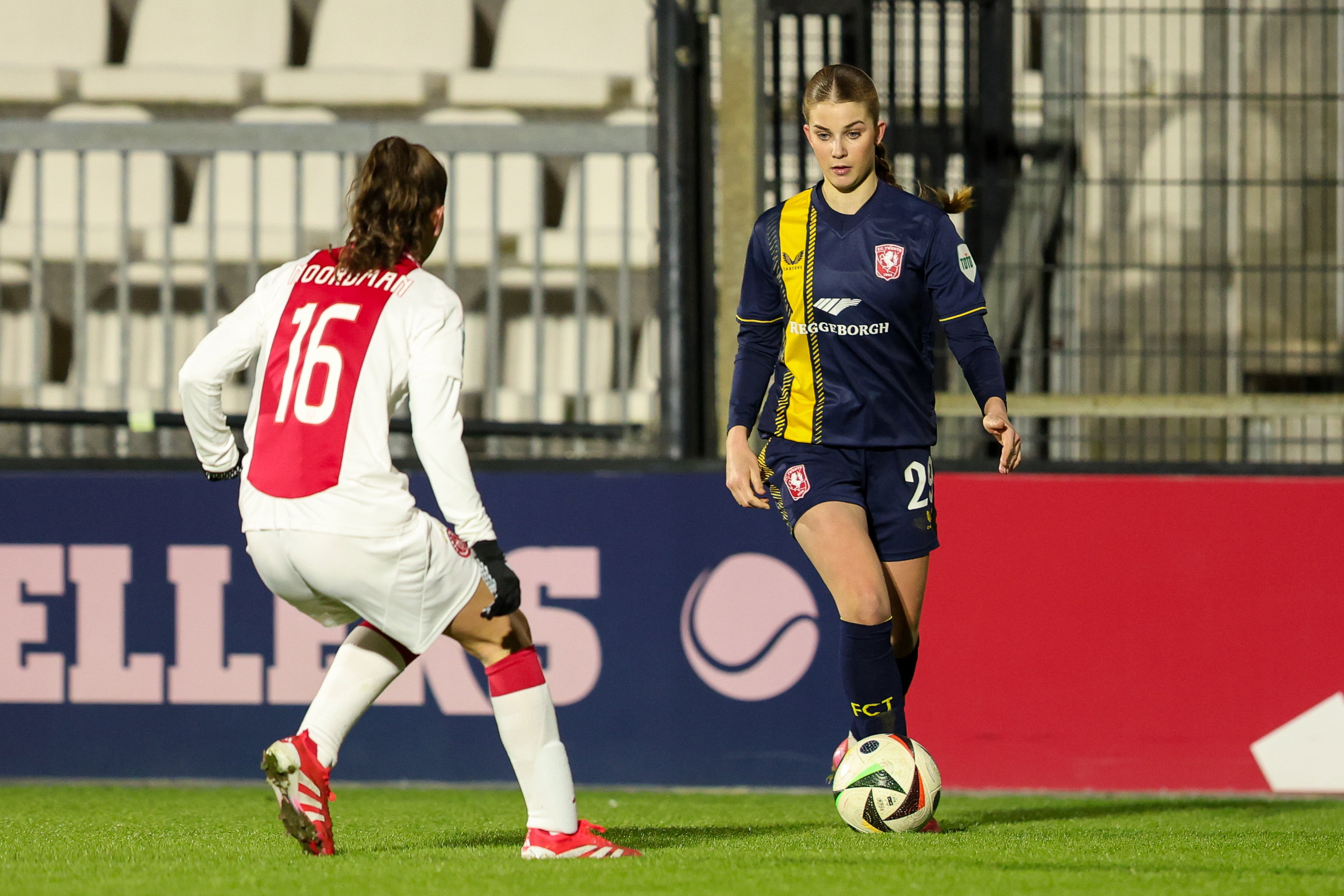 Rose Ivens (FC Twente) in actie tegen Ajax