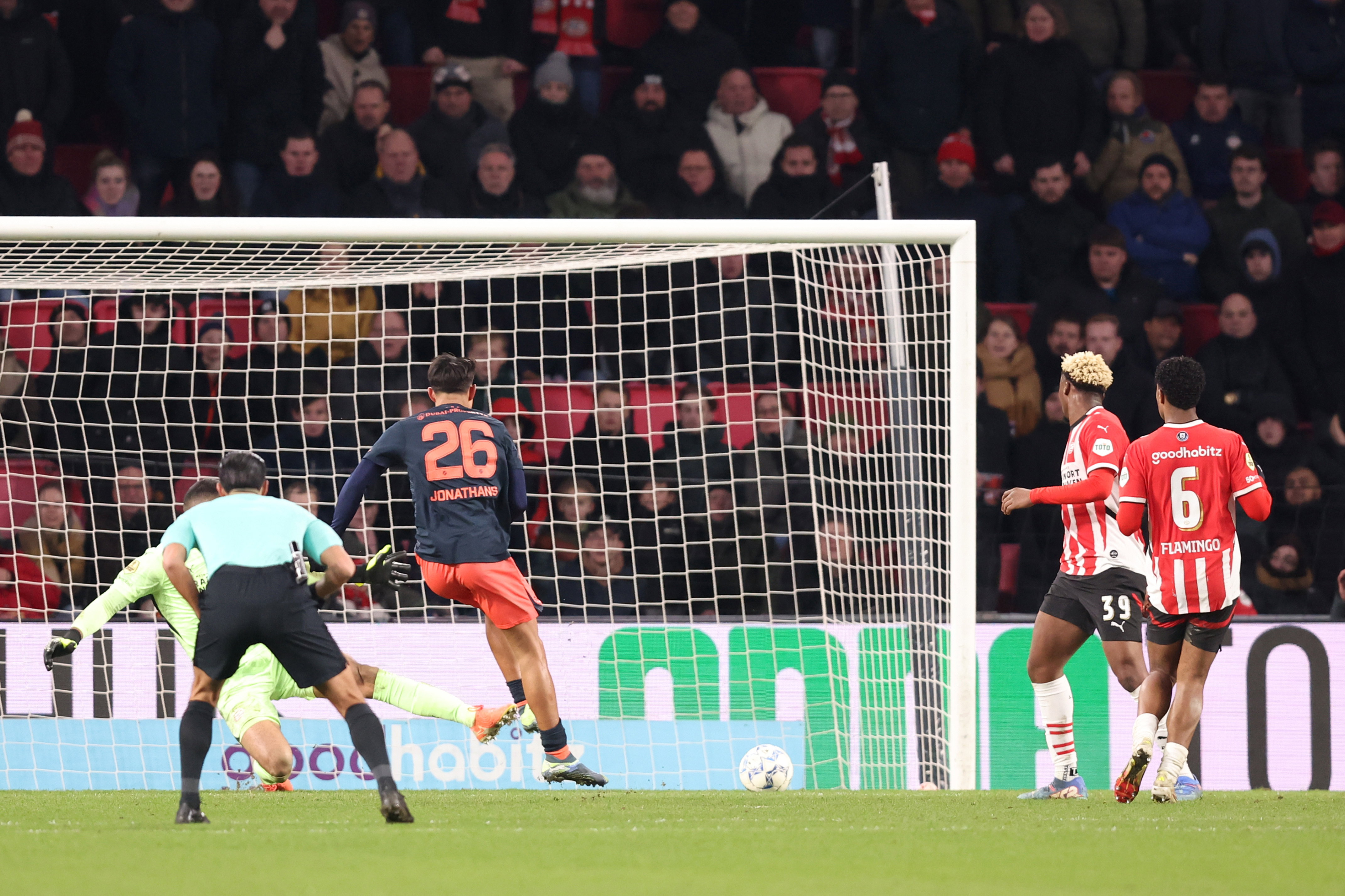 Miliano Jonathans schiet naast tegen PSV