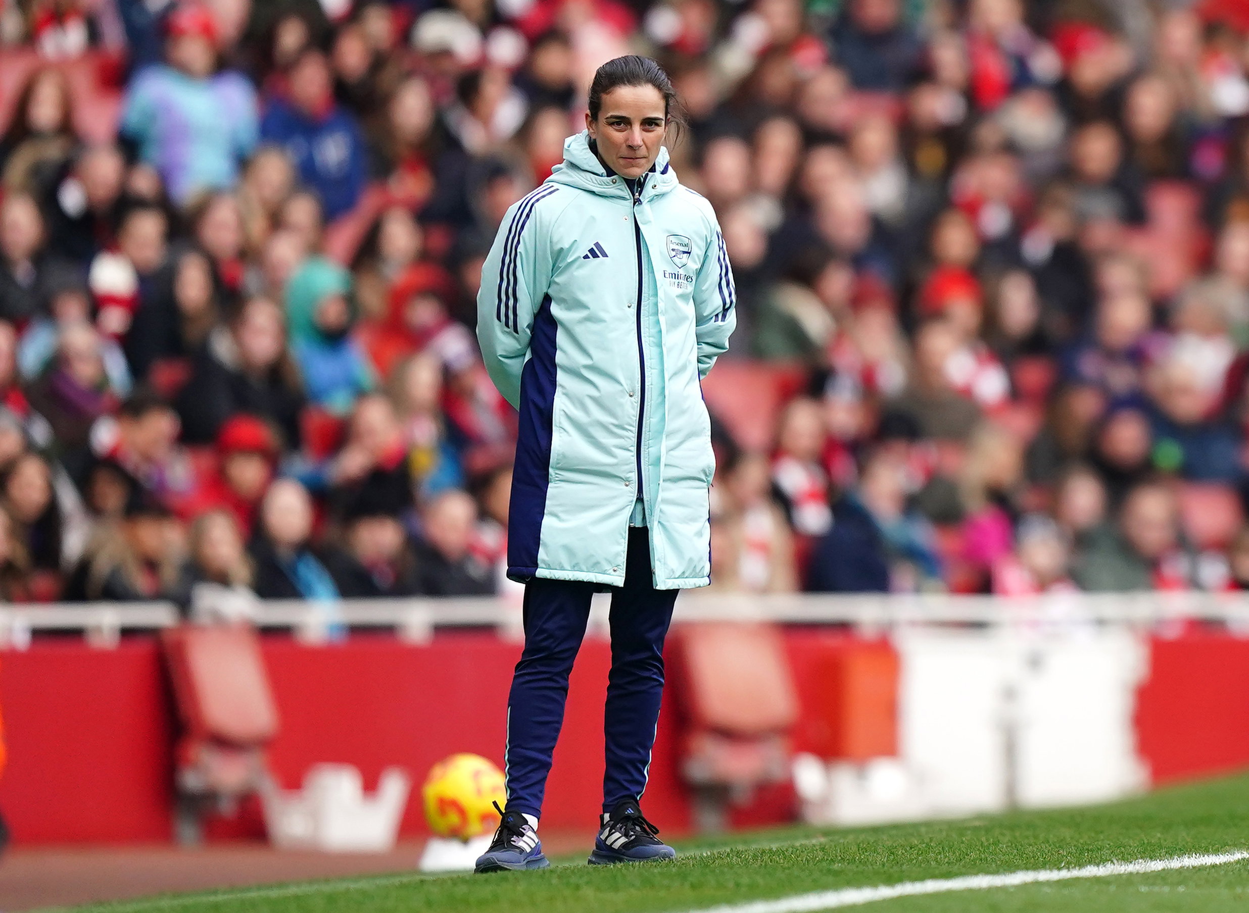 Renée Slegers langs de lijn in het Emirates Stadium