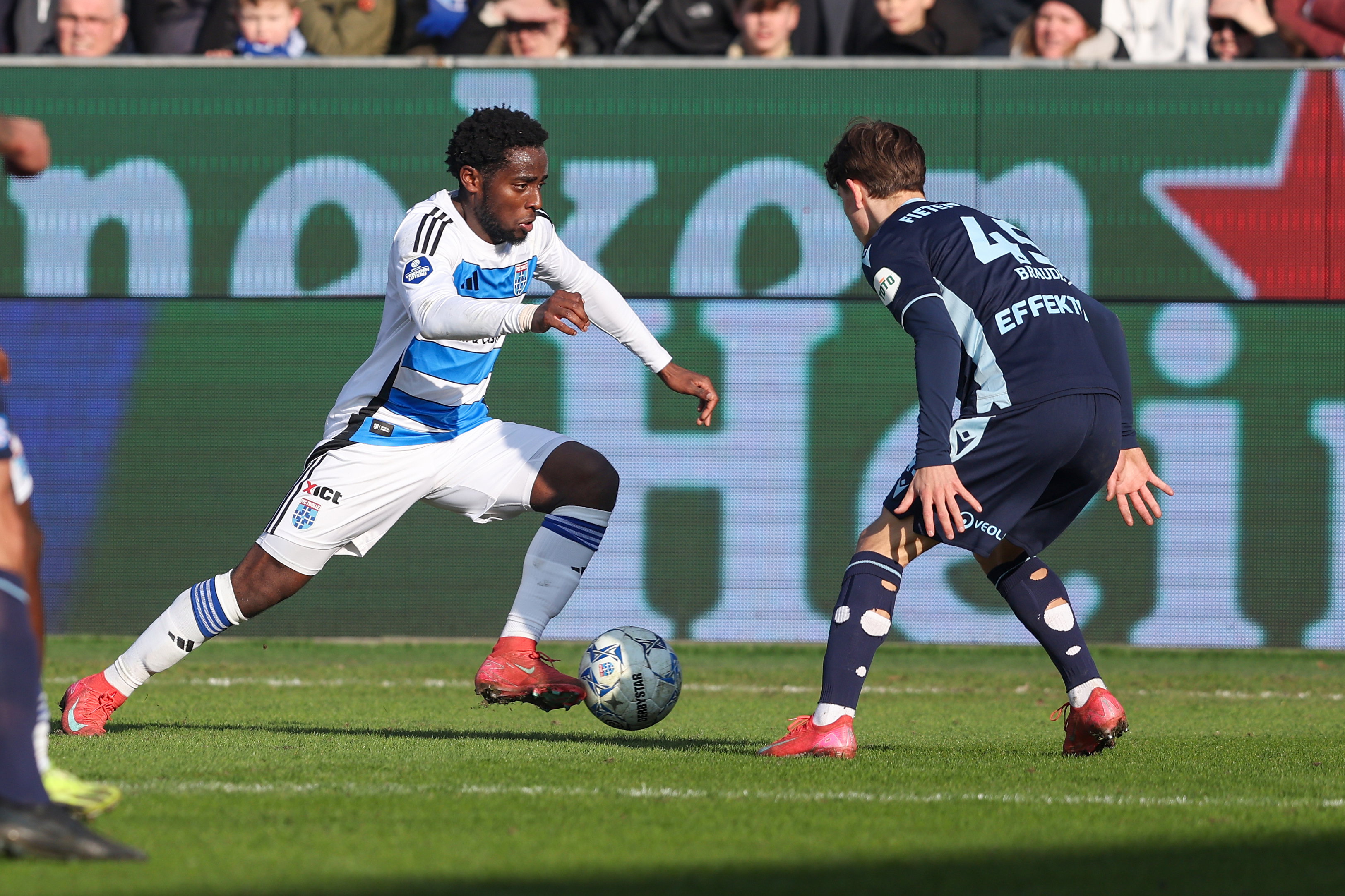 Dylan Mbayo in duel met Oliver Braude