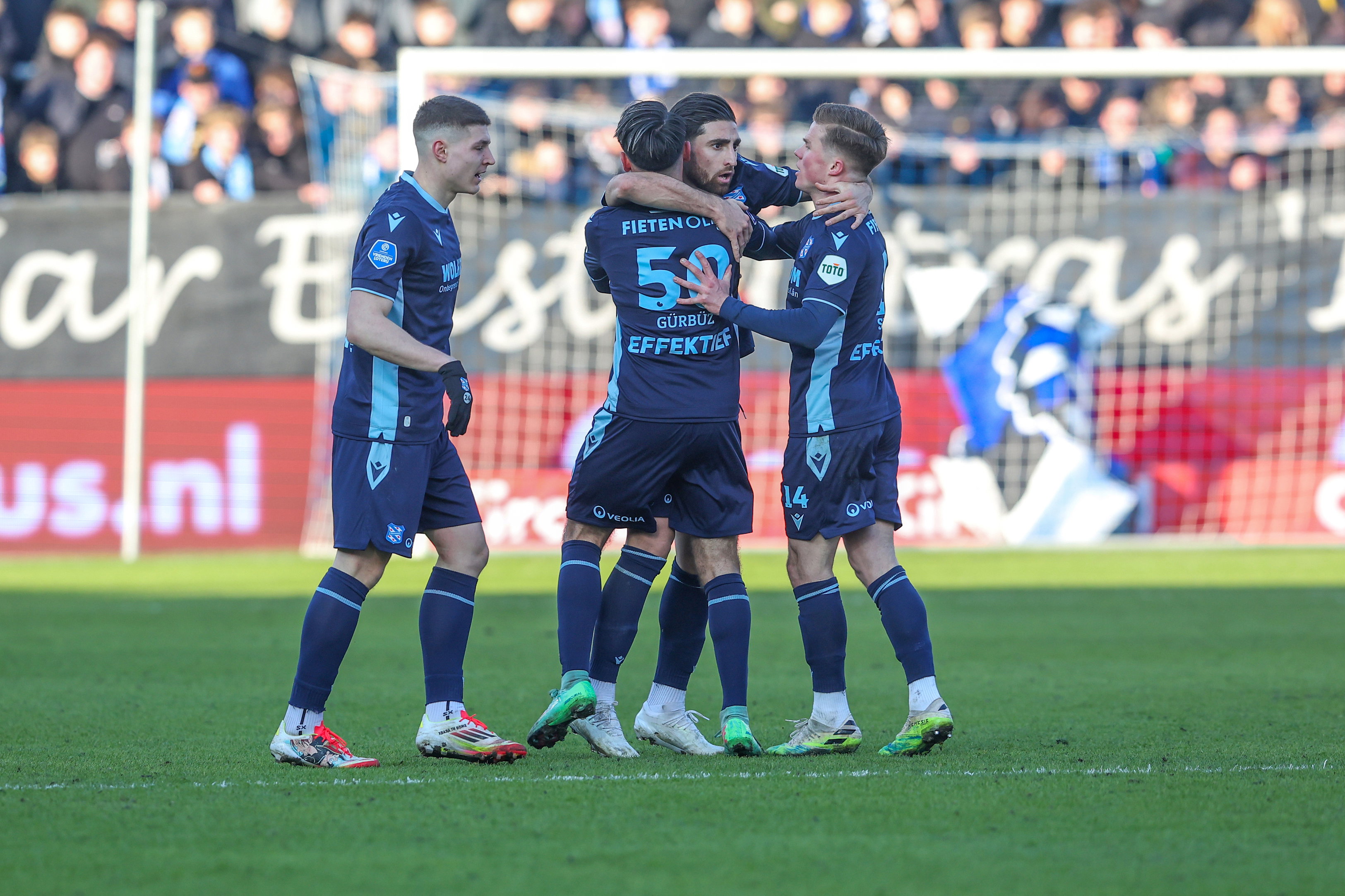 SC Heerenveen viert doelpunt tegen PEC Zwolle