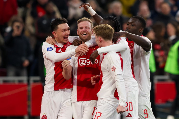 Steven Berghuis juicht met Davy Klaassen, Oliver Edvardsen, Kian Fitz-Jim, Bertrand Traoré en Brian Brobbey