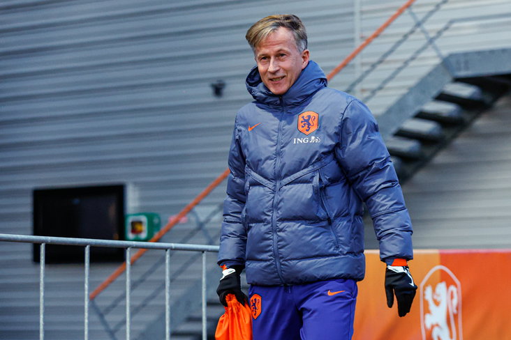 Andries Jonker loopt richting het trainingsveld van de OranjeLeeuwinnen