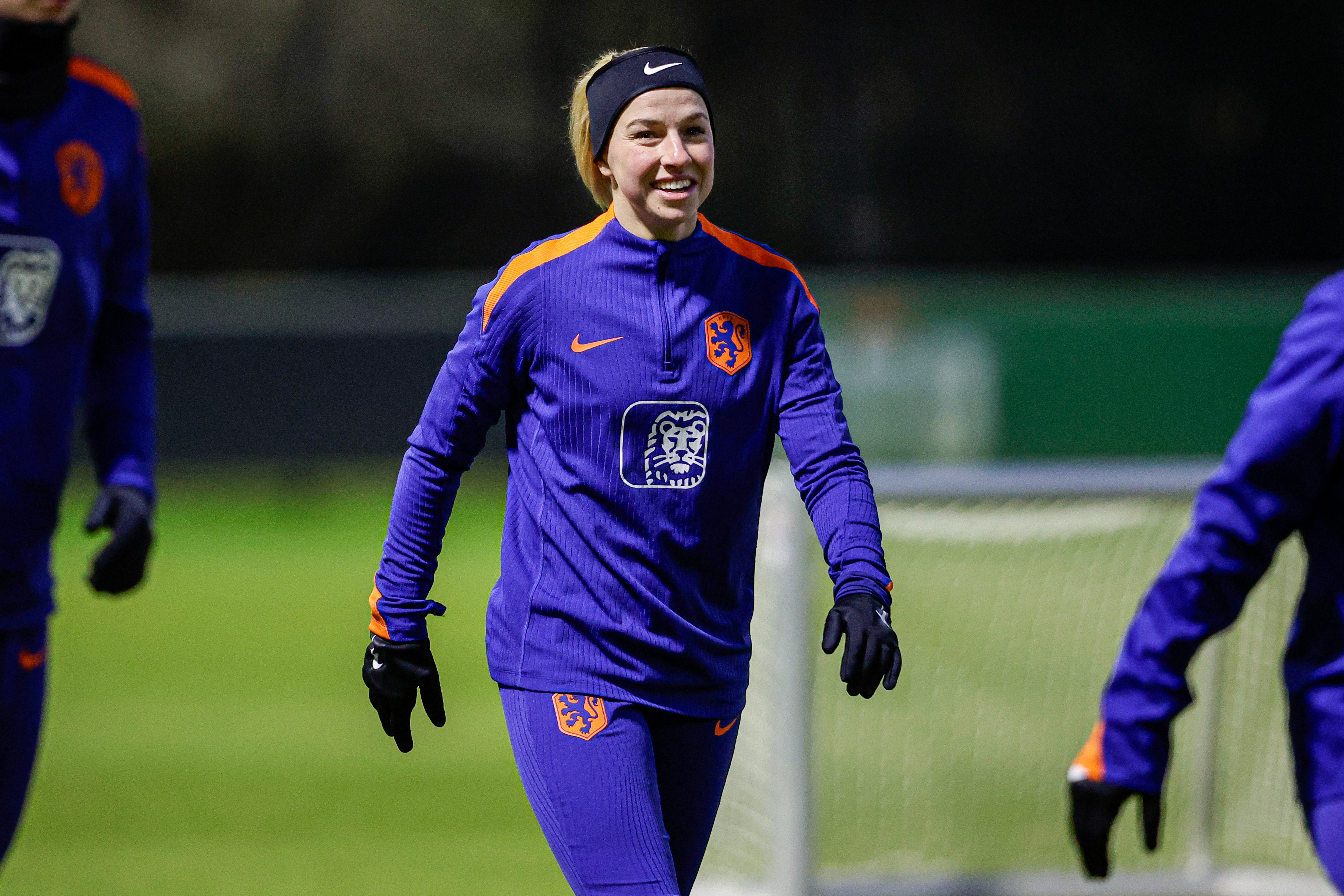 Jackie Groenen op de training van de OranjeLeeuwinnen