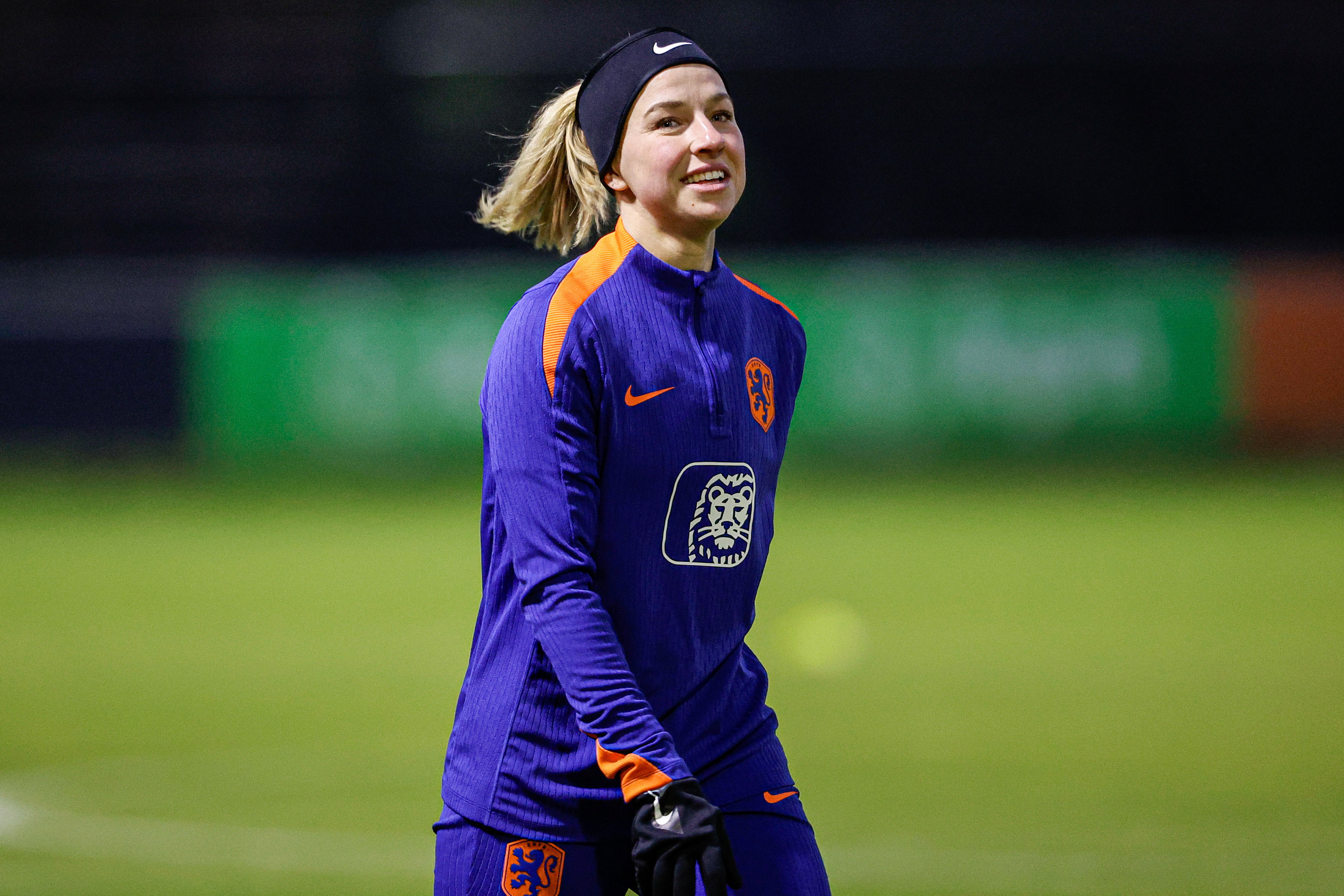 Jackie Groenen op de training van de OranjeLeeuwinnen