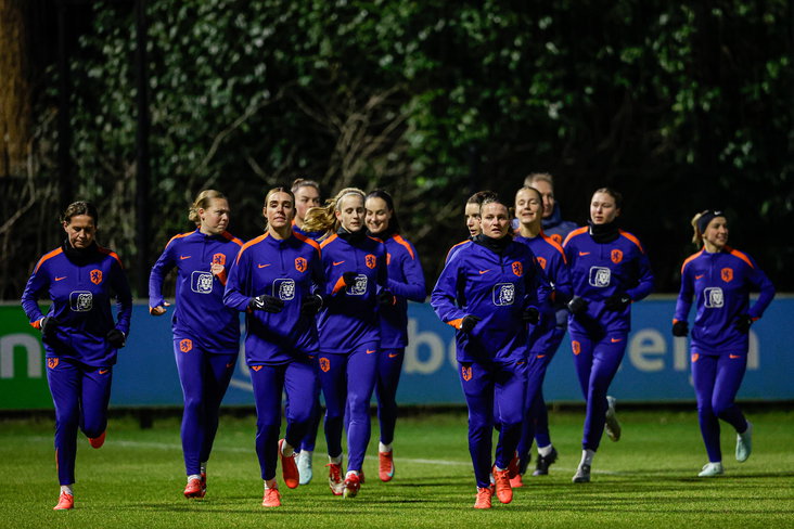 De OranjeLeeuwinnen trainen op de KNVB Campus in Zeist