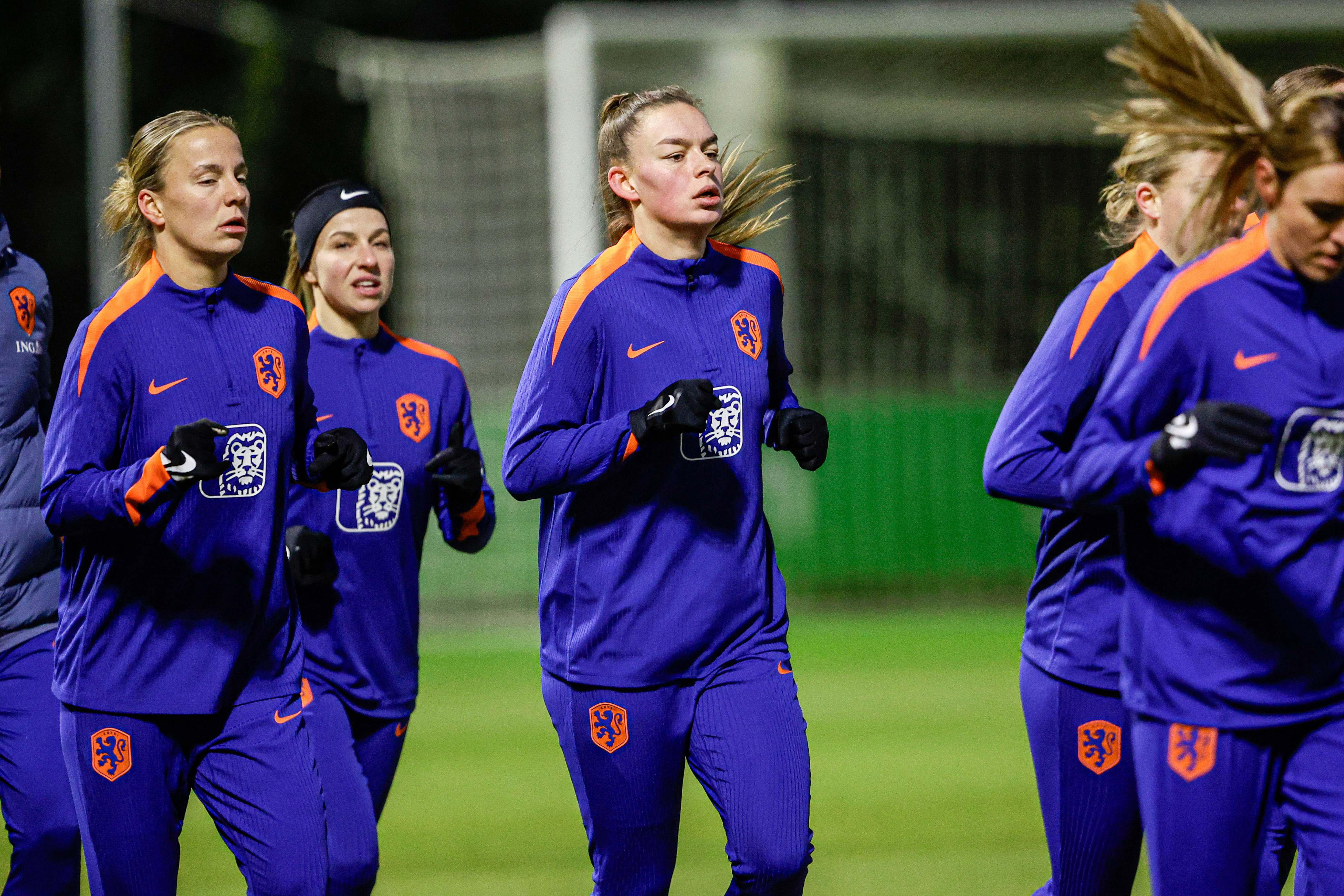 Lynn Wilms, Jackie Groenen en Romée Leuchter op het trainingsveld bij de OranjeLeeuwinnen