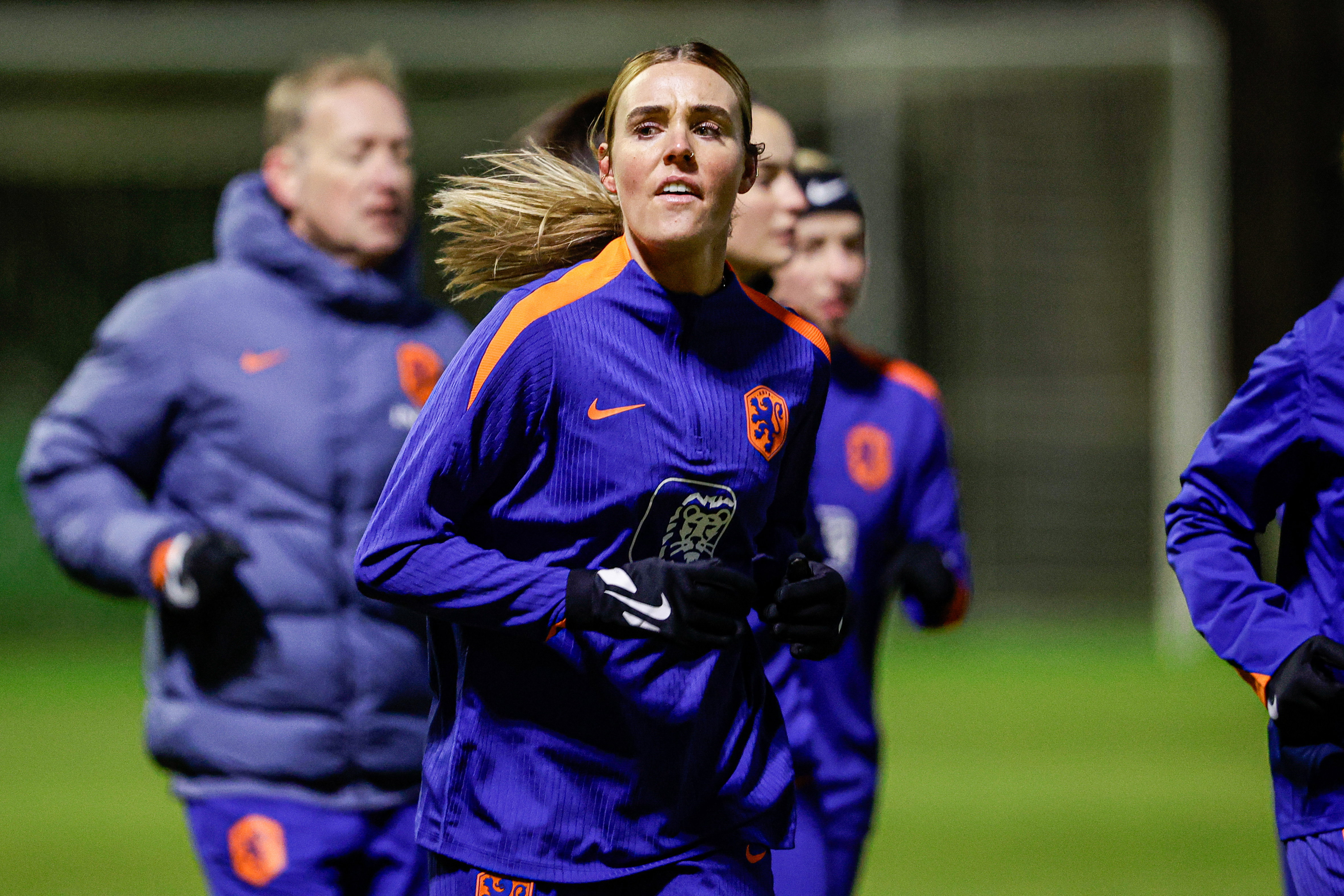 Jill Roord op de training van de OranjeLeeuwinnen