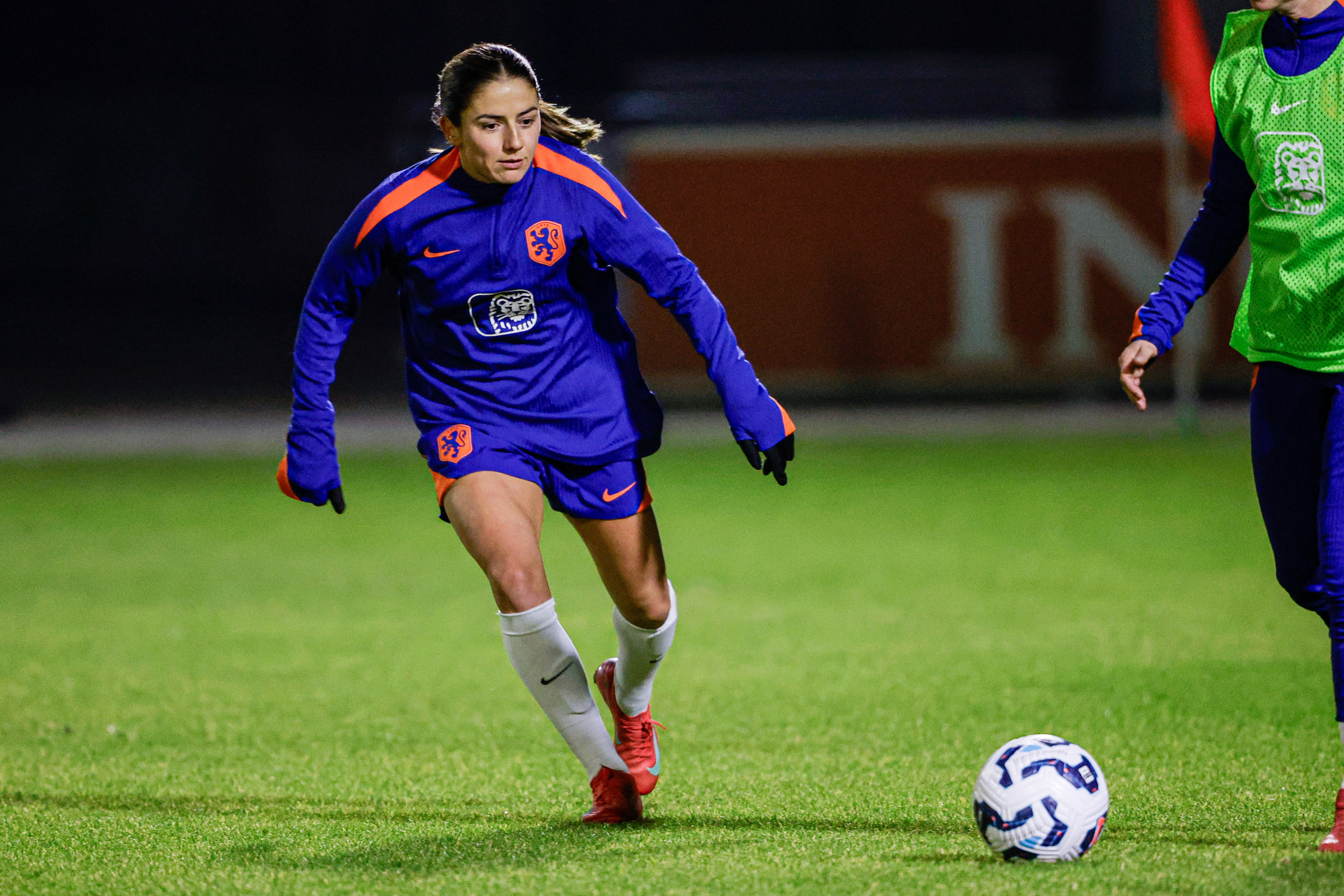 Daniëlle van de Donk op de training van de OranjeLeeuwinnen