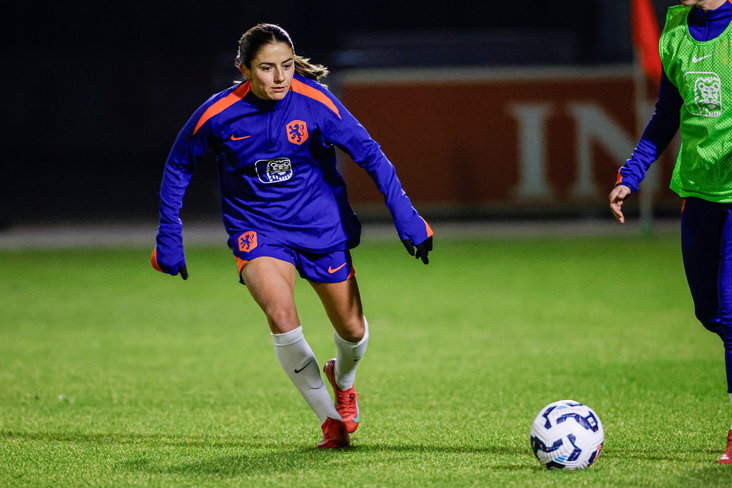Daniëlle van de Donk op de training van de OranjeLeeuwinnen