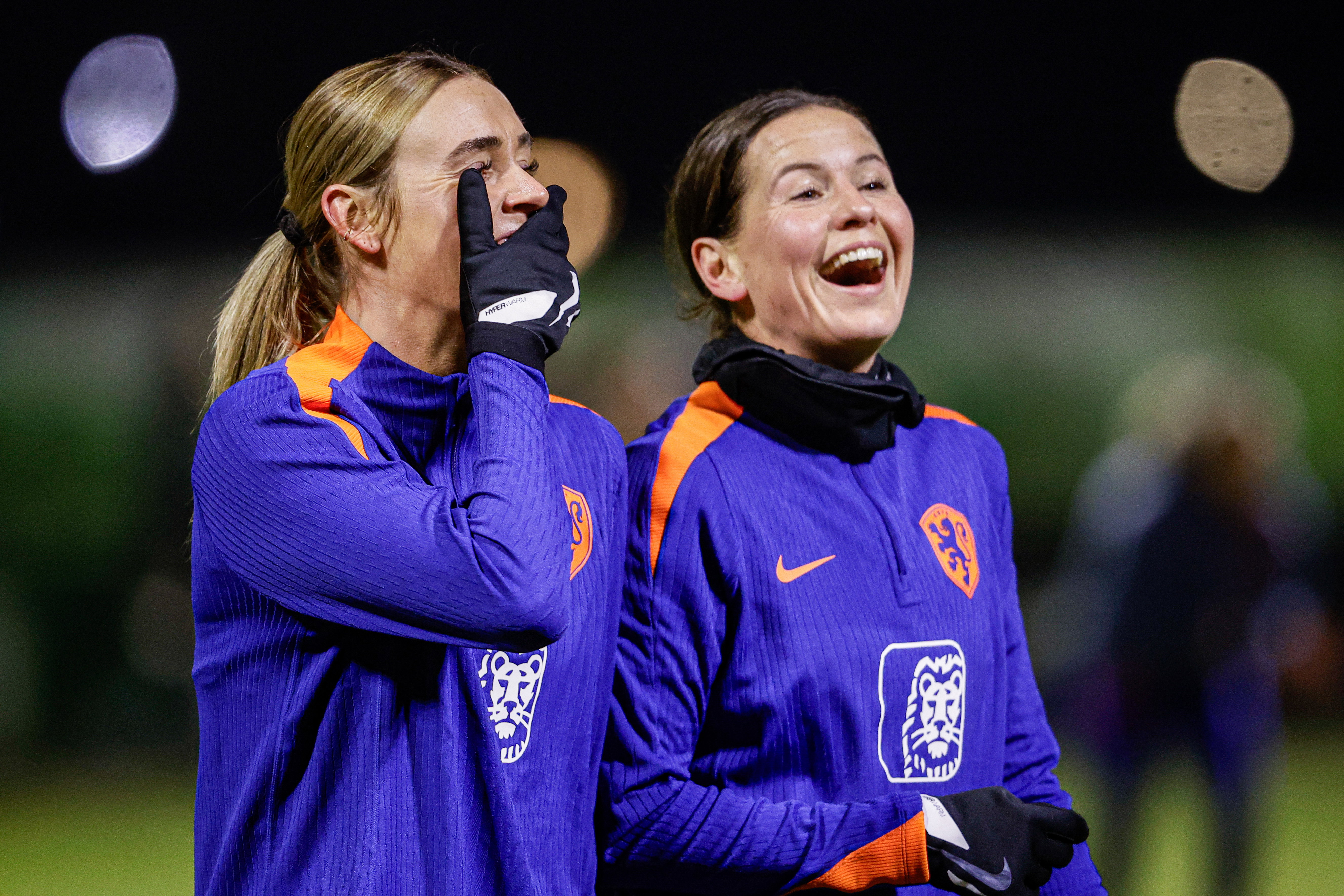 Jill Roord en Merel van Dongen lachen op de training van de OranjeLeeuwinnen