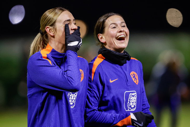 Jill Roord en Merel van Dongen lachen op de training van de OranjeLeeuwinnen