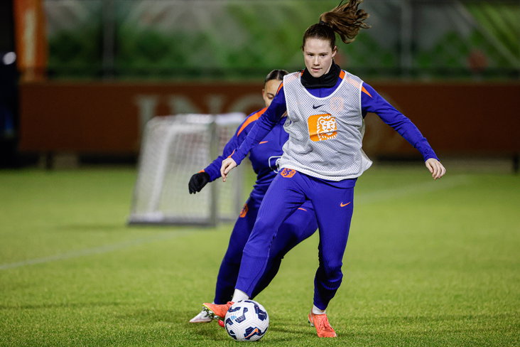 Veerle Buurman op de training van de OranjeLeeuwinnen