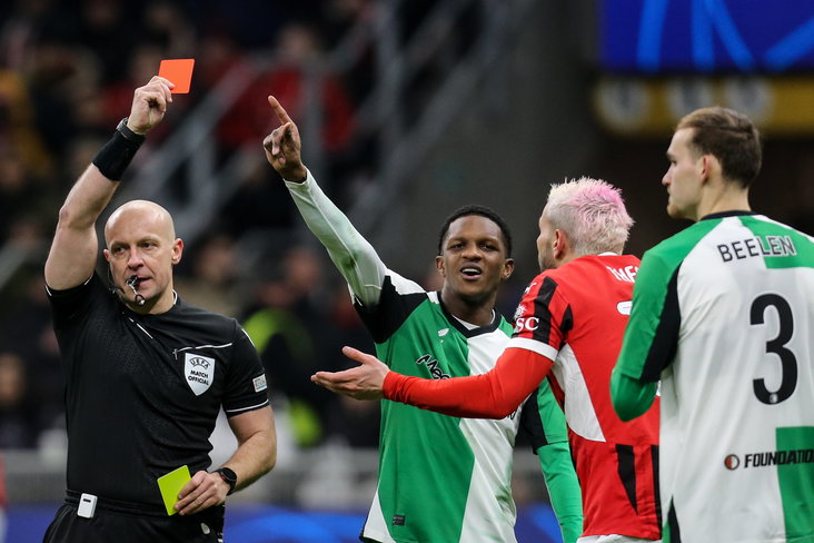 Hernandez krijgt rood, Read kijkt toe