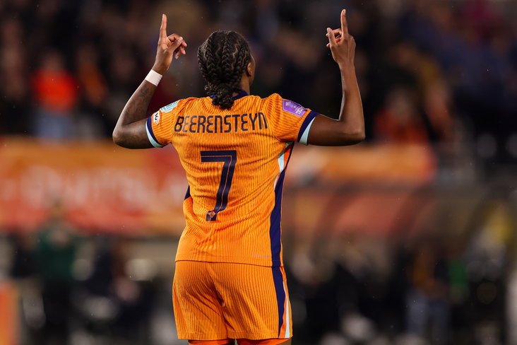 Lineth Beerensteyn juicht na haar goal voor de OranjeLeeuwinnen