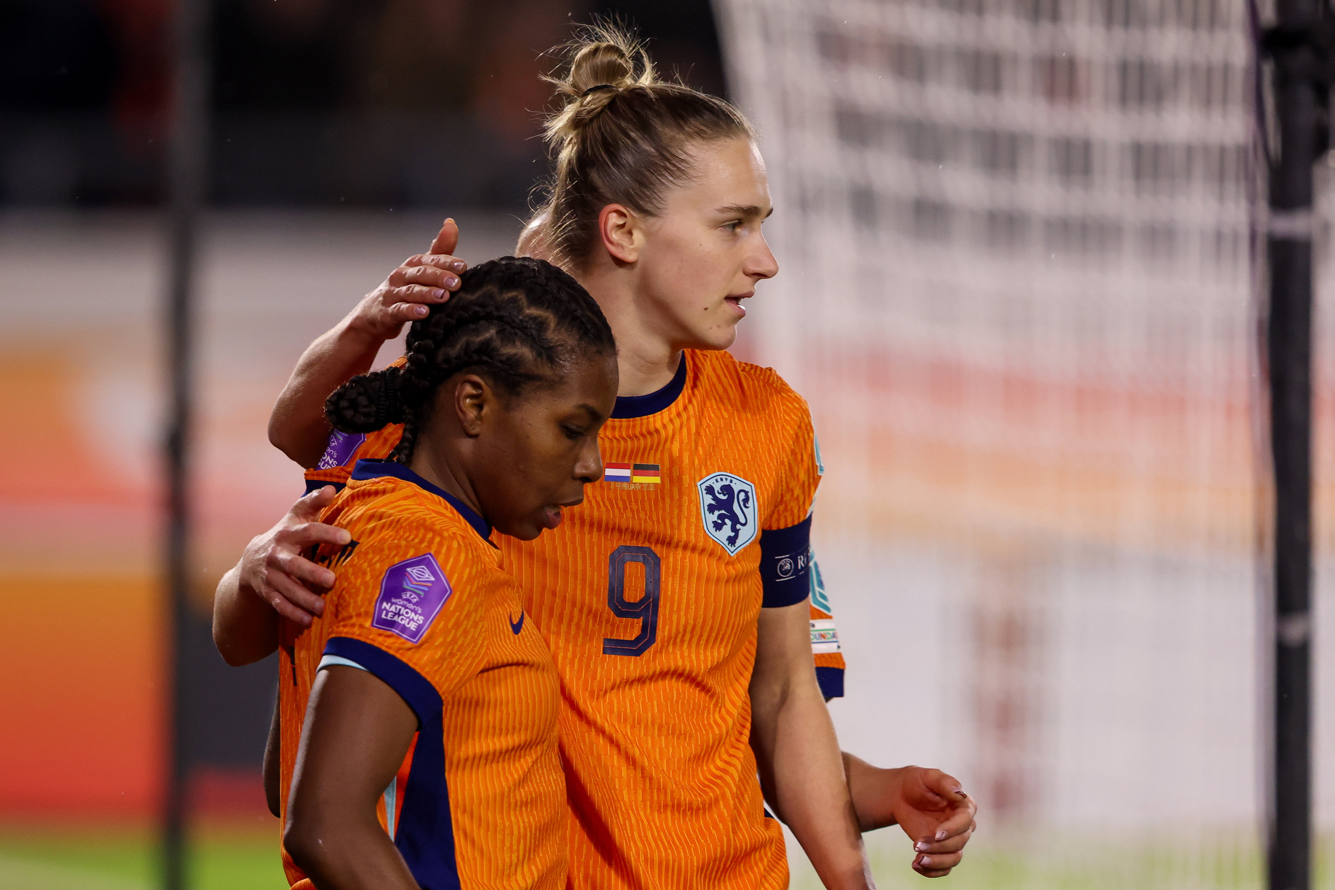 Vivianne Miedema en Lineth Beerensteyn bij de OranjeLeeuwinnen
