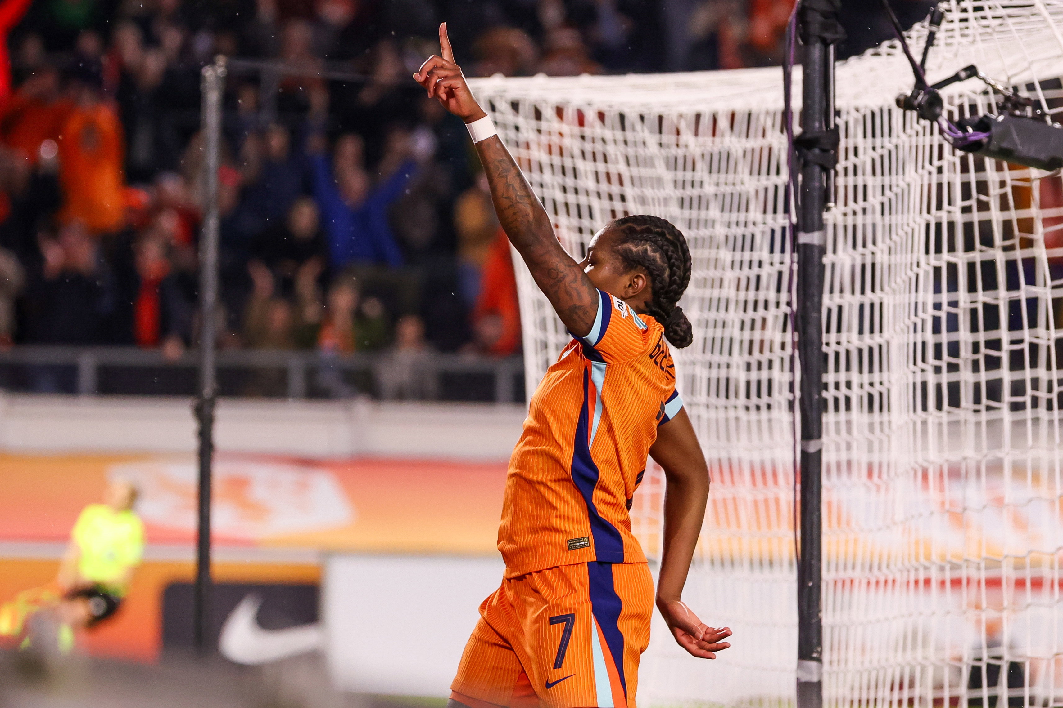Lineth Beerensteyn juicht na een goal voor de OranjeLeeuwinnen