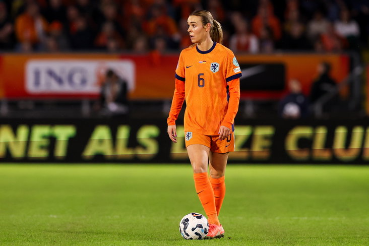 Jill Roord aan de bal namens de OranjeLeeuwinnen
