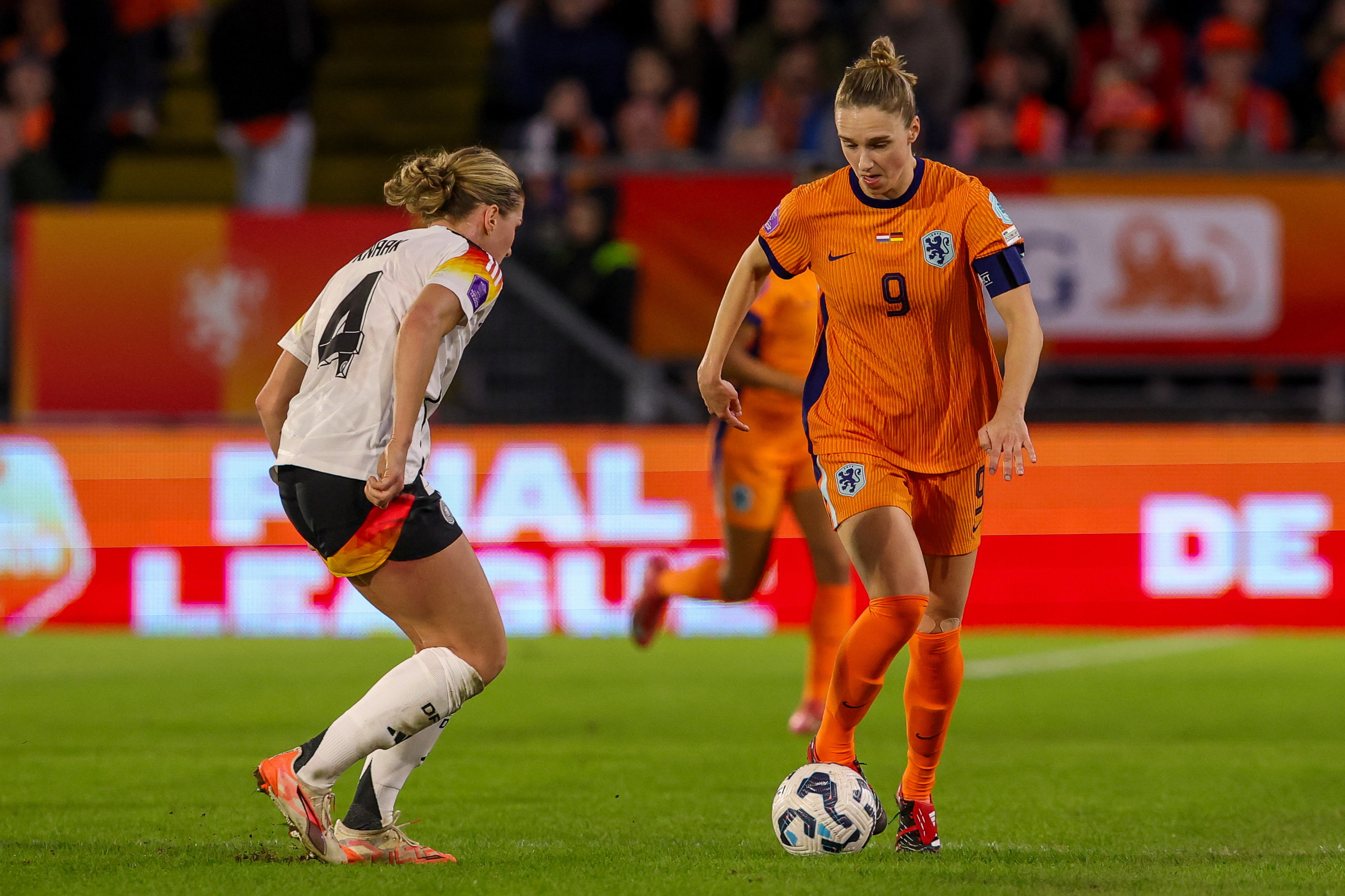 Vivianne Miedema in actie tegen Duitsland