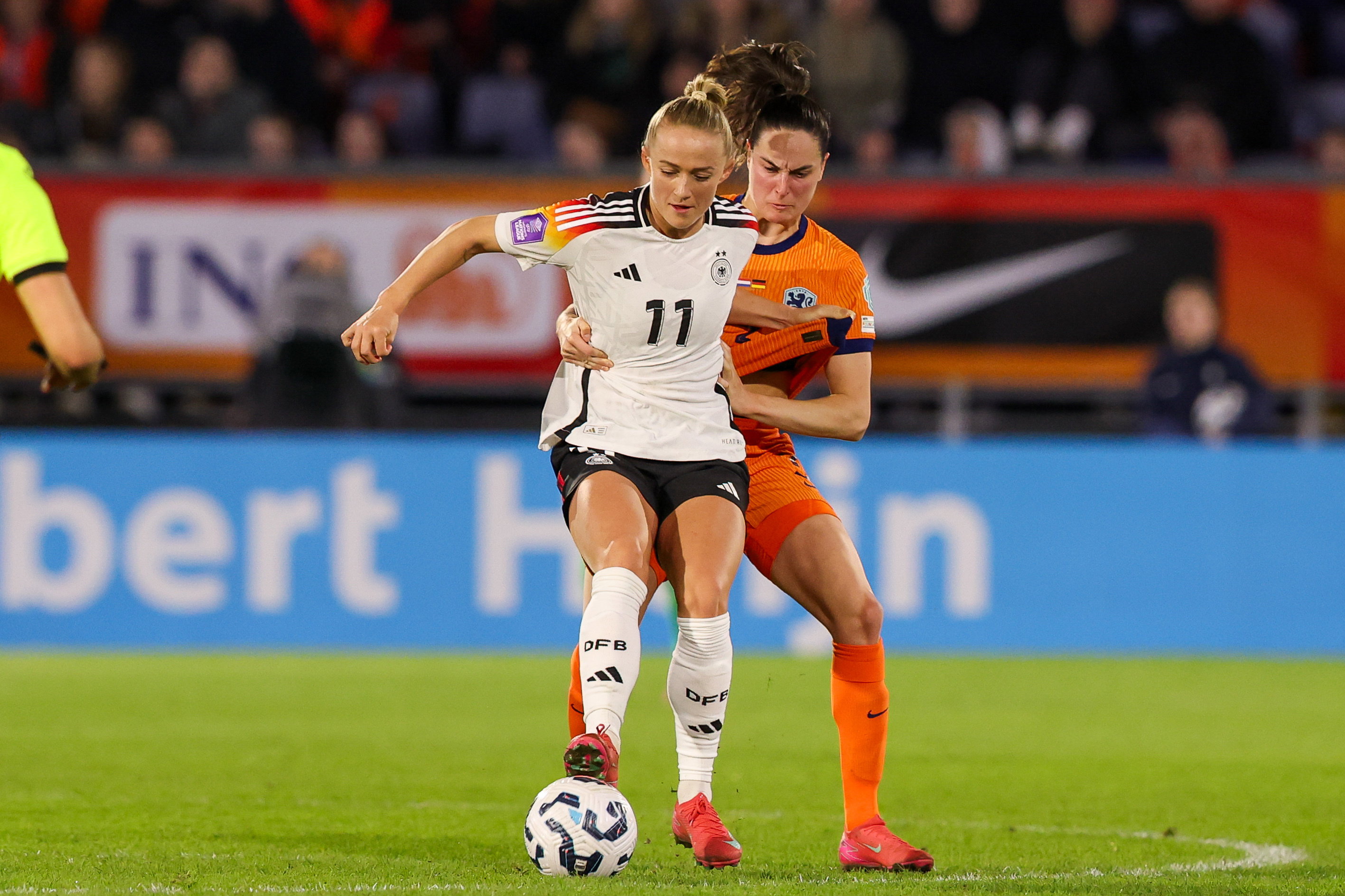 Caitlin Dijkstra in duel met Lea Schüller