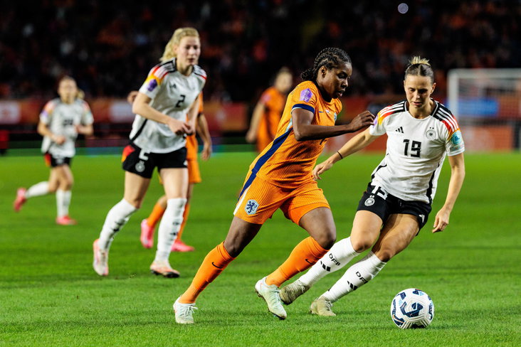 Lineth Beerensteyn in actie tegen Duitsland