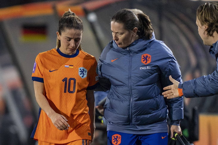 Daniëlle van de Donk moet geblesseerd van het veld
