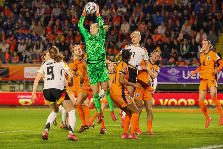Daphne van Domselaar in actie tegen Duitsland