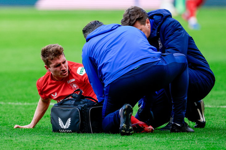 Michal Sadilek ligt geblesseerd op het veld