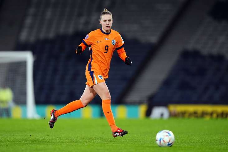 Vivianne Miedema in actie namens de OranjeLeeuwinnen