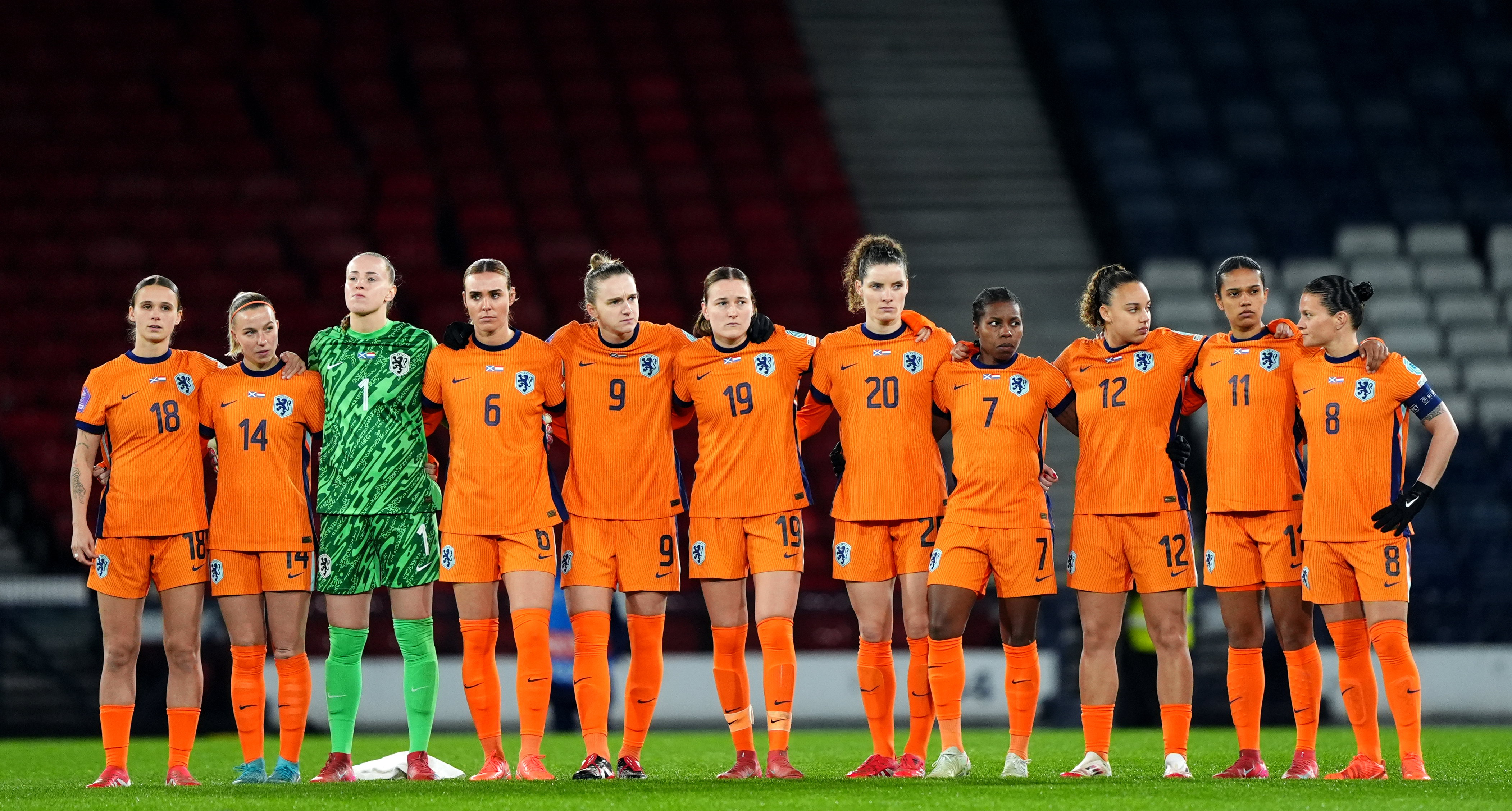 De speelsters van de OranjeLeeuwinnen tijdens een minuut stilte